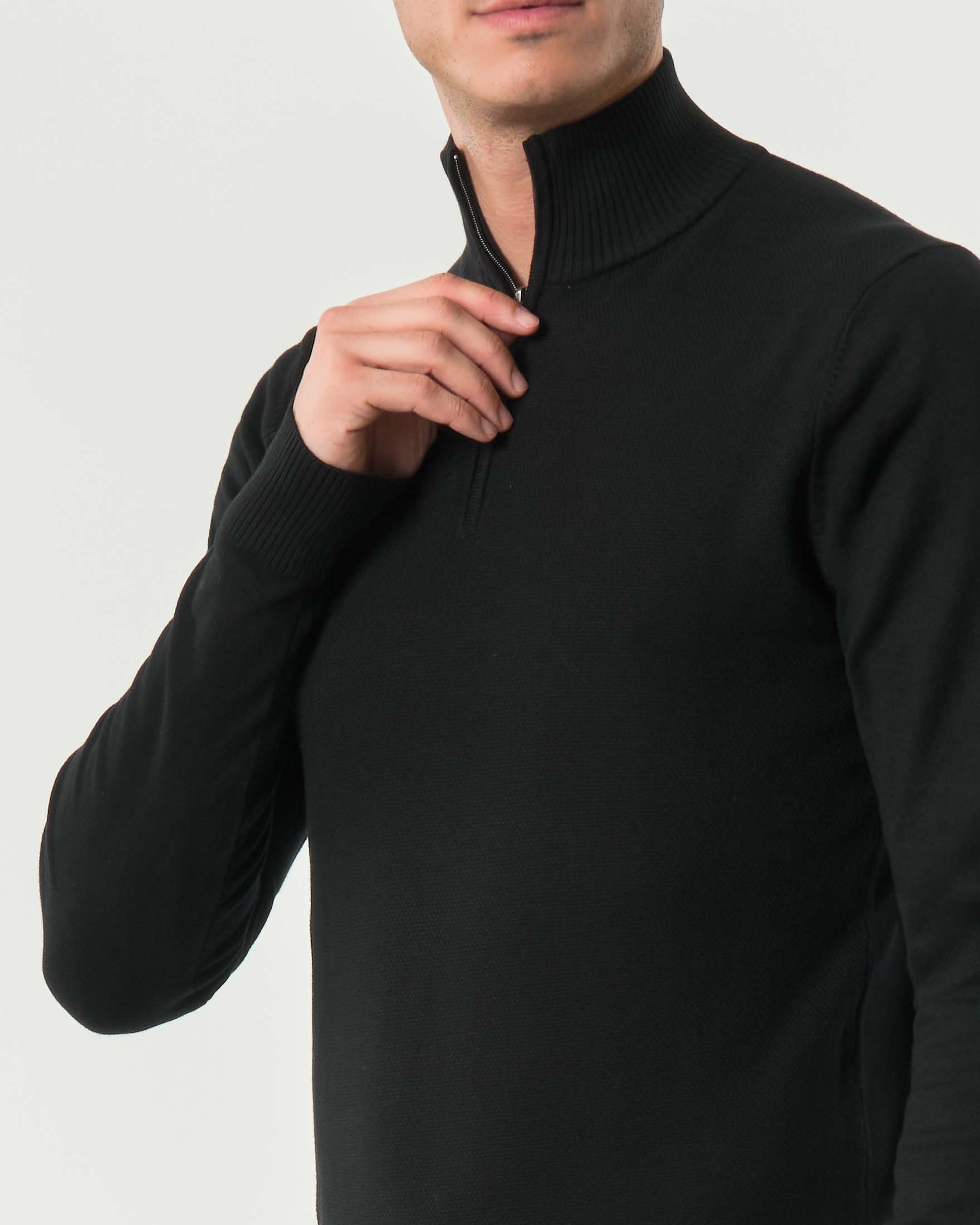 Maglia Paul Baker nera in viscosa con collo alto e apertura a mezza zip image