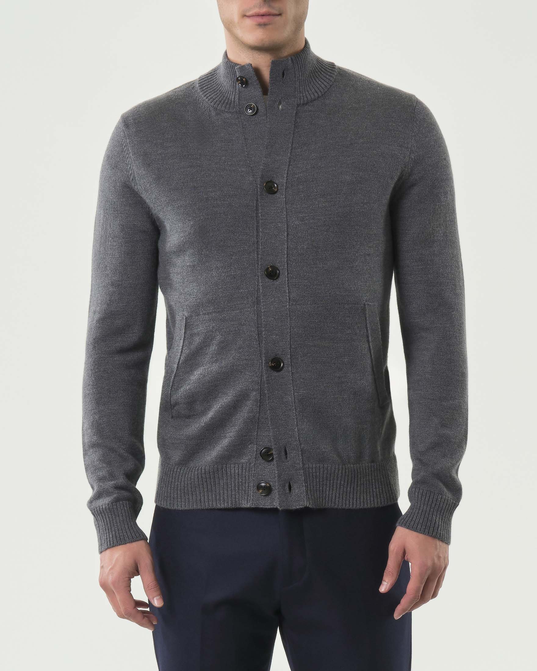 Cardigan Pellizzari grigio in maglia finezza 7 di pura lana merino con tasche frontali e collo alto