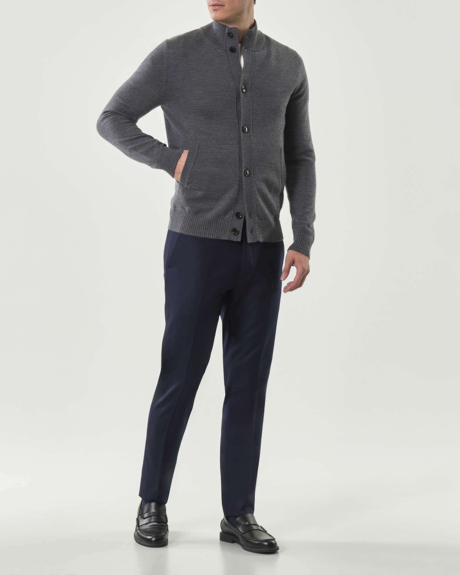 Cardigan Pellizzari grigio in maglia finezza 7 di pura lana merino con tasche frontali e collo alto image