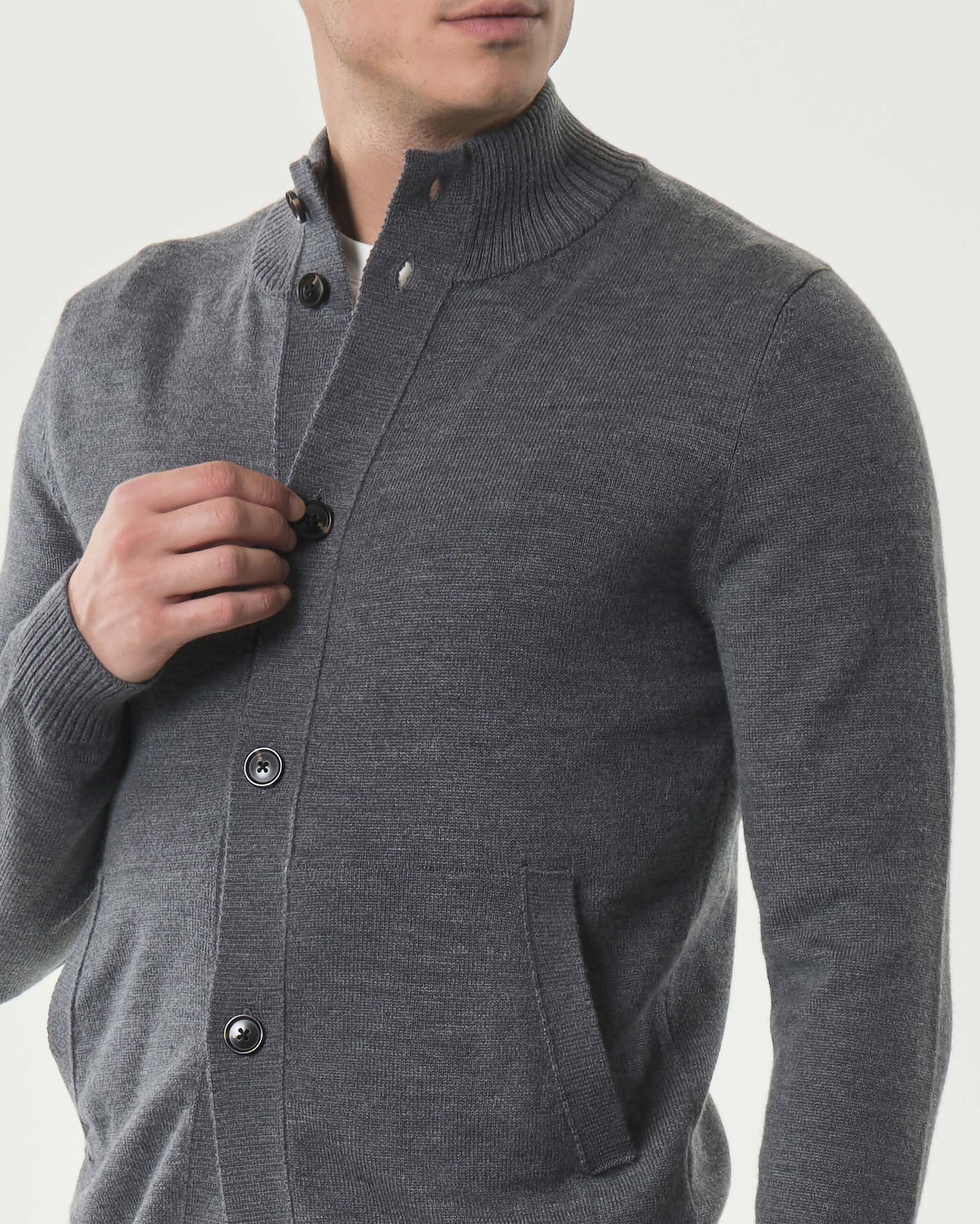 Cardigan Pellizzari grigio in maglia finezza 7 di pura lana merino con tasche frontali e collo alto