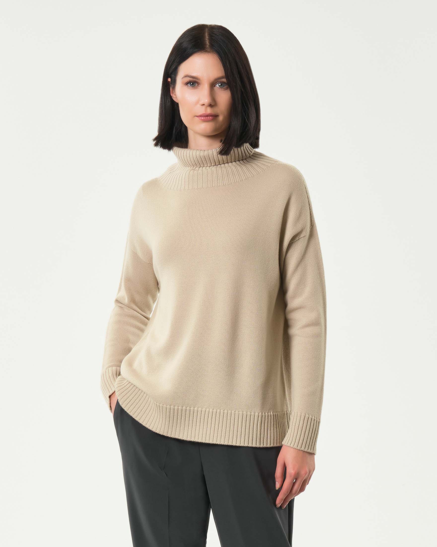 Maglia beige MM a collo alto in pura lana vergine con collo a cratere a coste