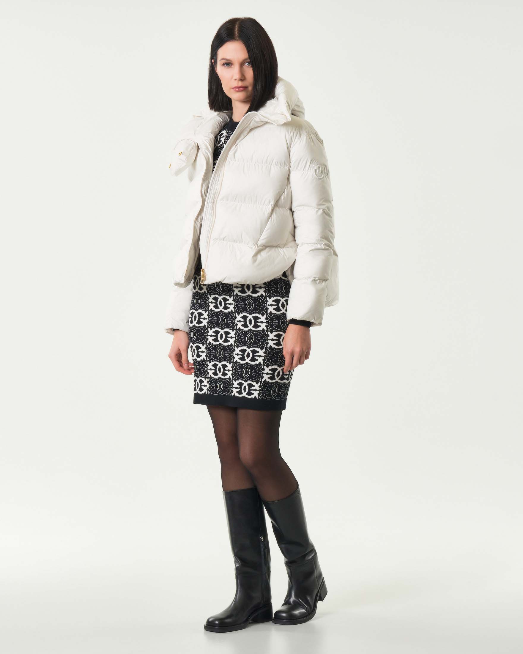 Piumino bianco corto Pinko con cappuccio su colletto alto e spacchi laterali