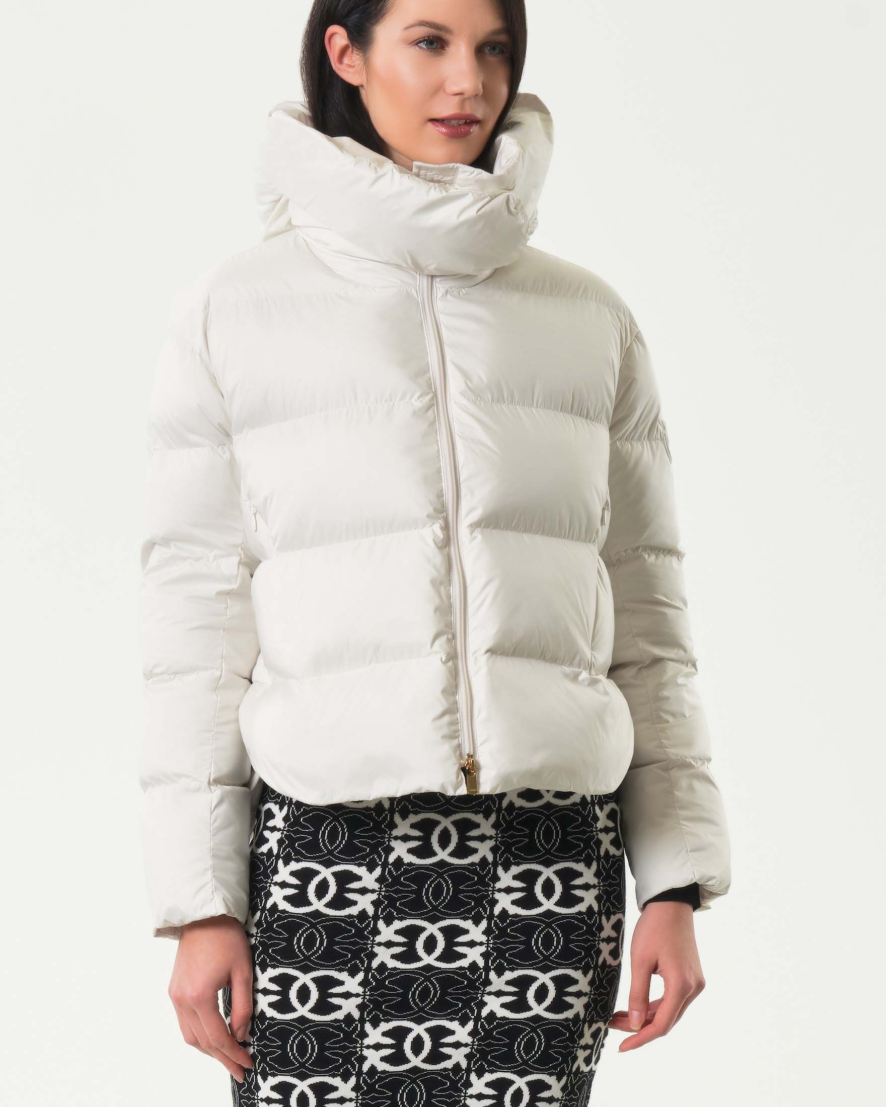 Piumino bianco corto Pinko con cappuccio su colletto alto e spacchi laterali image