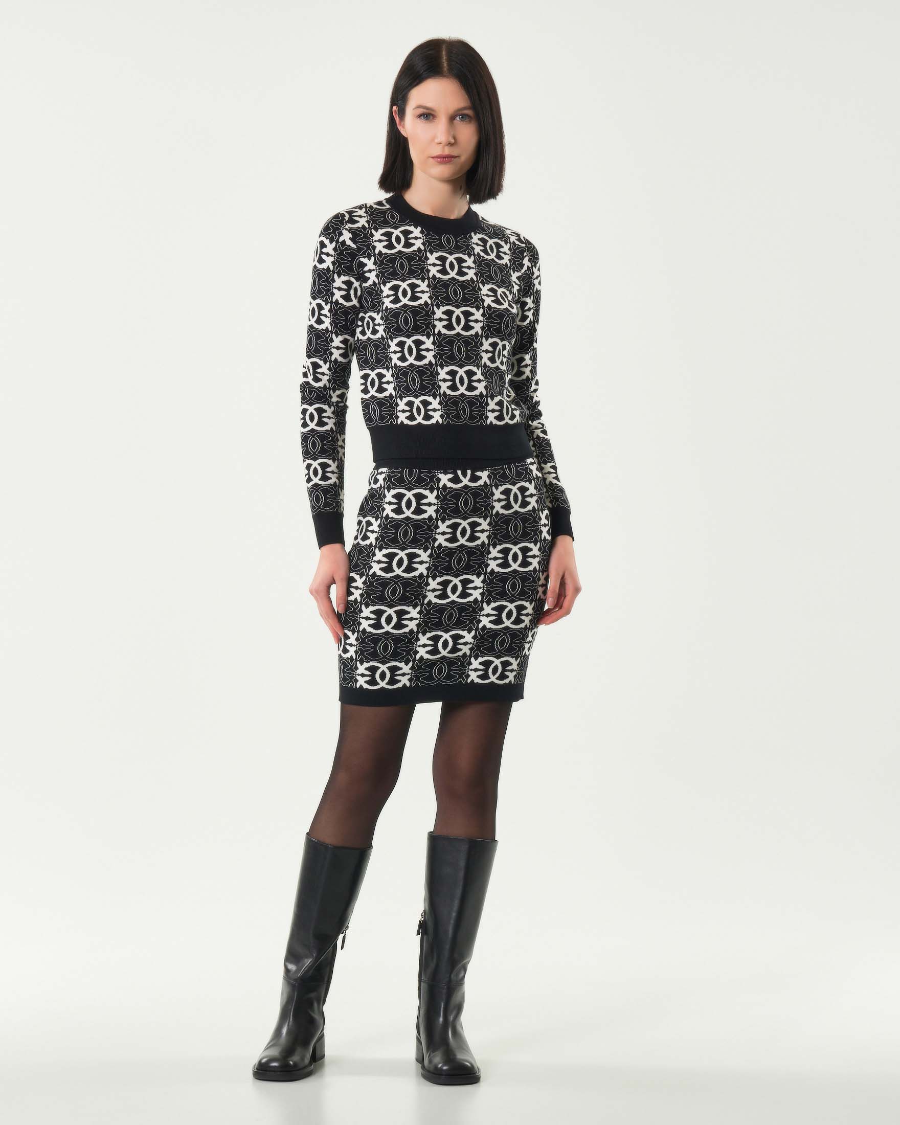 Minigonna in maglia nera Pinko con scritta logo jacquard bianca all over