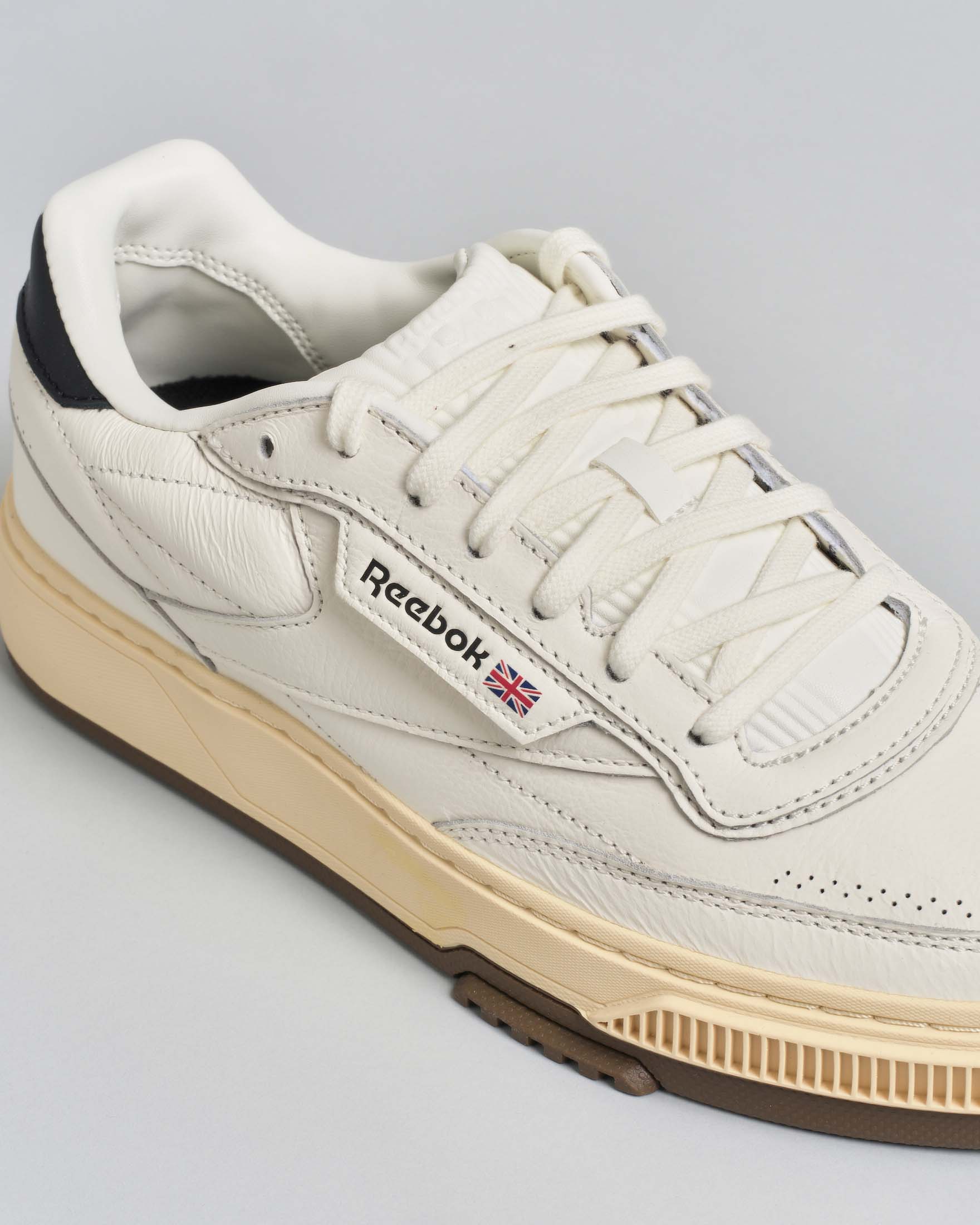 Sneakers Reebok Club C in pelle bianca con tallone nero image
