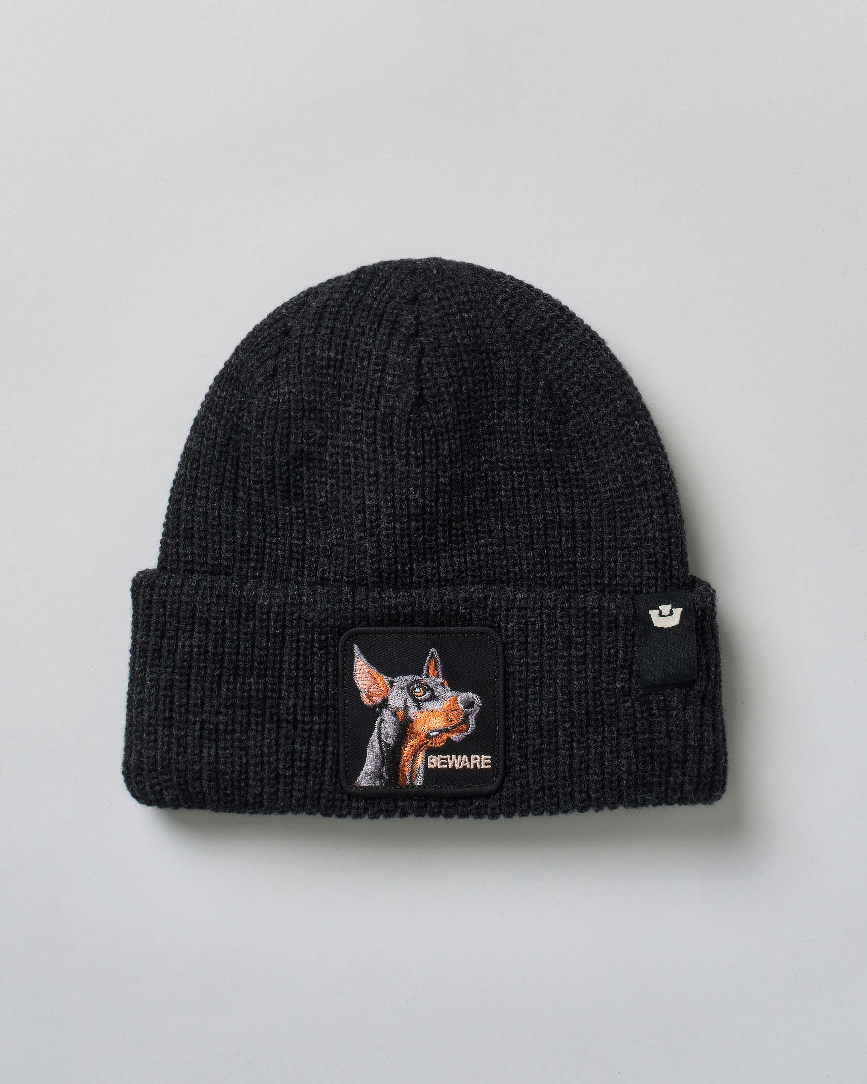 Berretto Goorin Bros nero in maglia a costine con patch dobermann