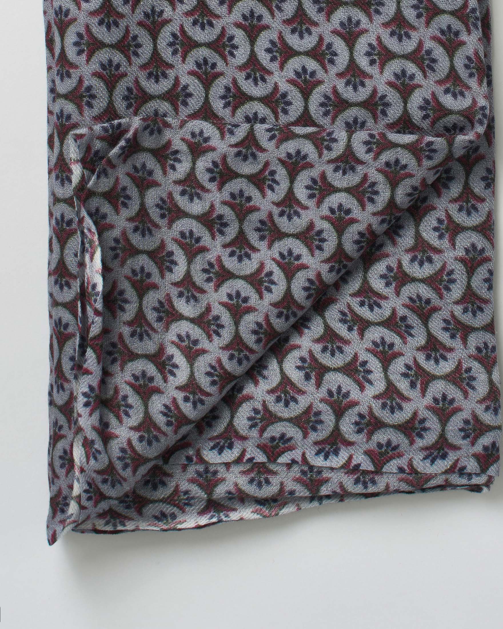 Sciarpa Raja grigia in lana a fantasia gigli bordeaux e blu image