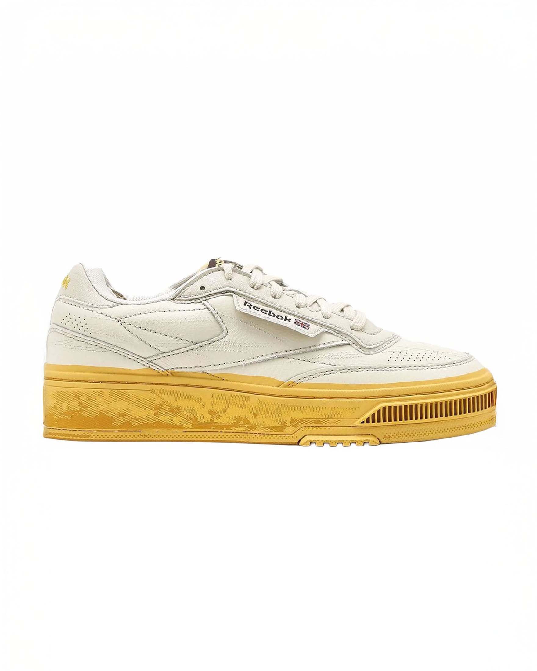 Sneakers Club C in pelle bianca graffiata con suola gialla effetto vintage