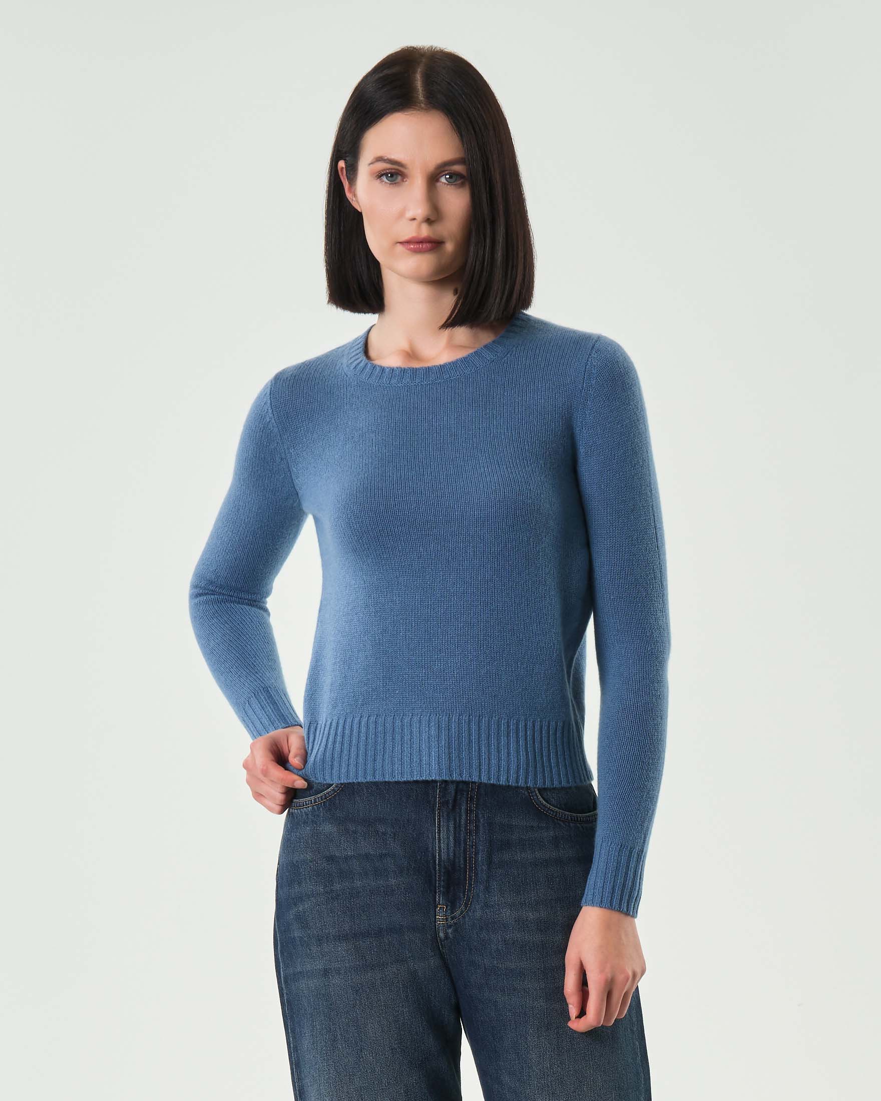 Maglia blu denim girocollo in puro cashmere con profili lavorati a costine
