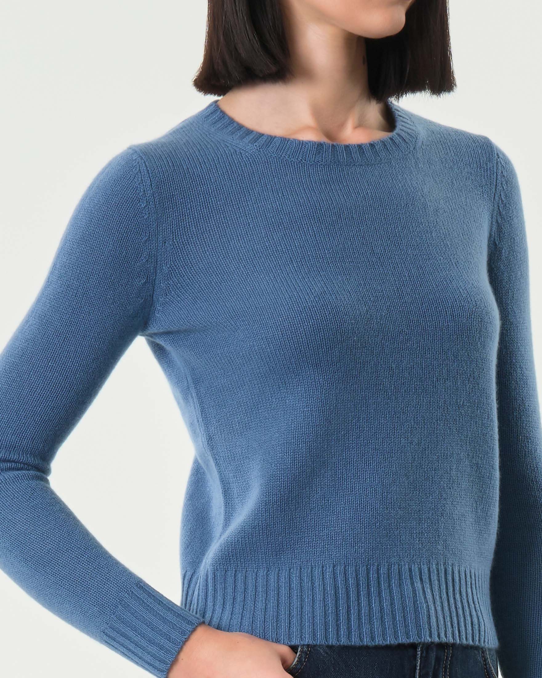 Maglia blu denim girocollo in puro cashmere con profili lavorati a costine image