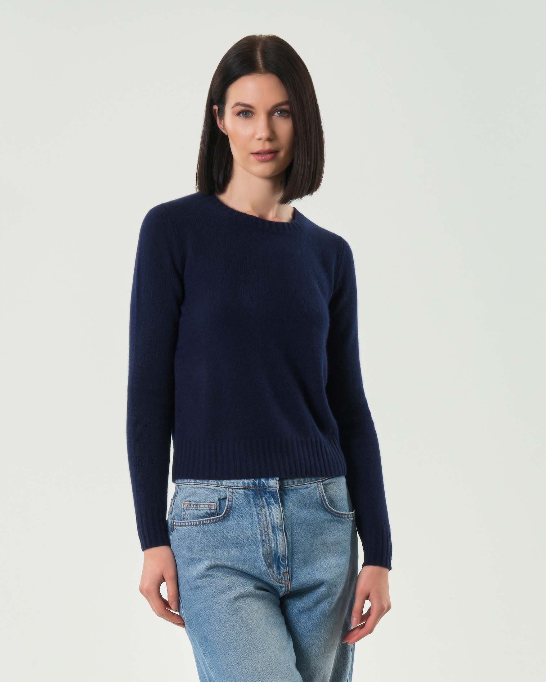 Maglia blu girocollo in puro cashmere con profili lavorati a costine