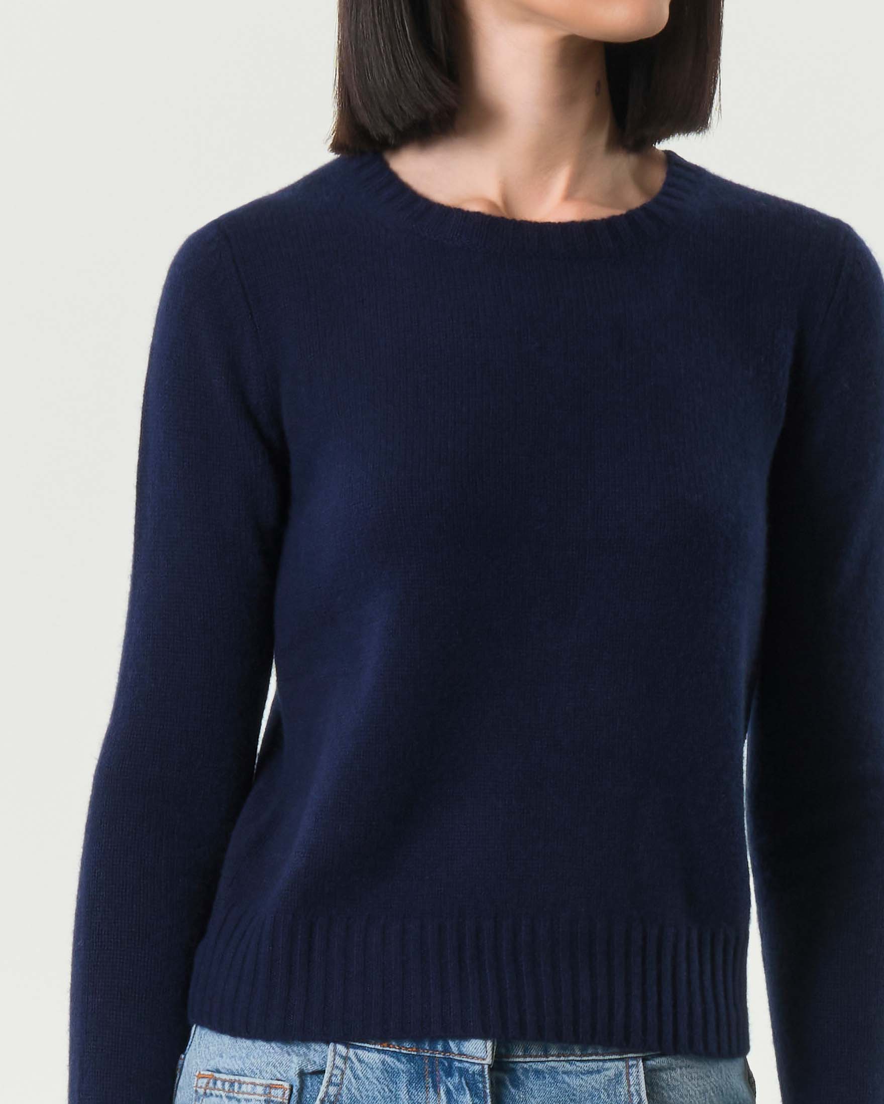 Maglia blu girocollo in puro cashmere con profili lavorati a costine image