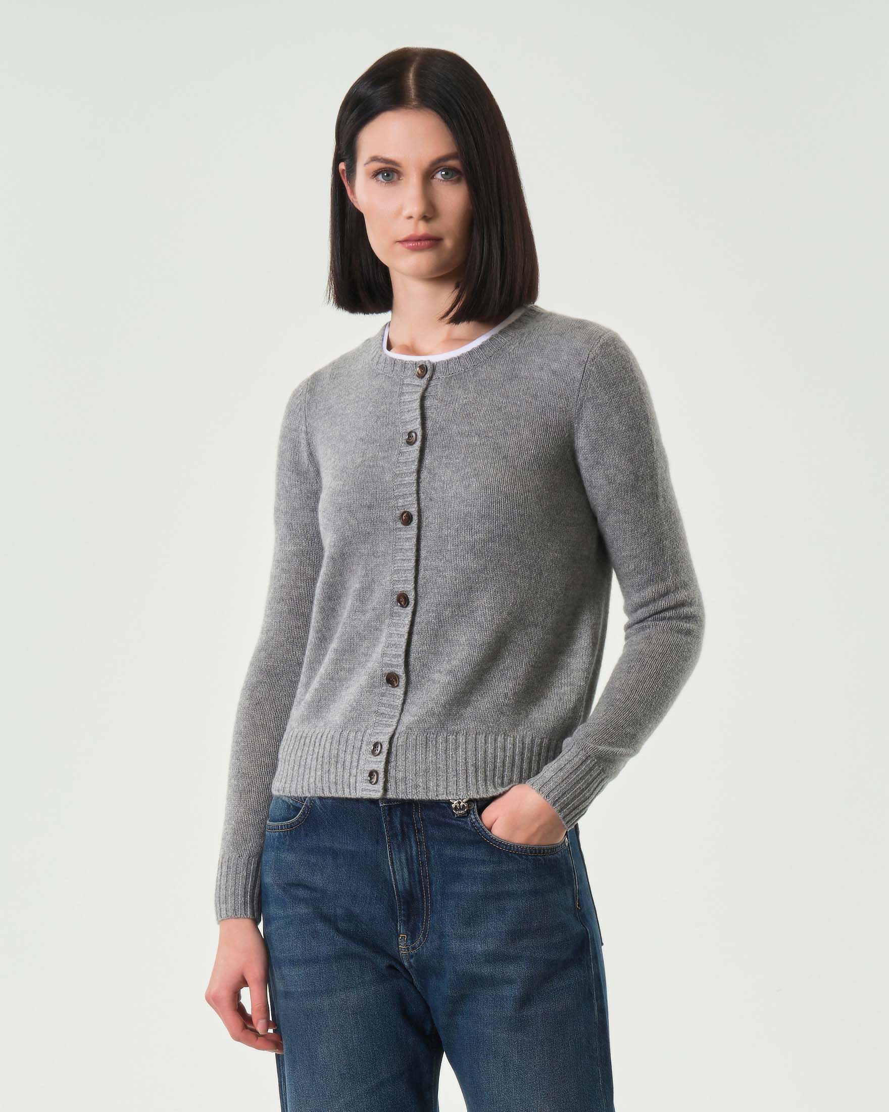 Cardigan grigio girocollo in puro cashmere con chiusura a bottoni tono su tono
