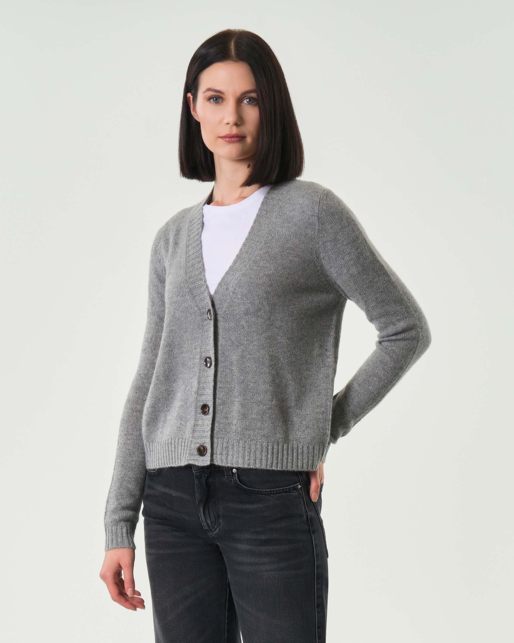 Cardigan scollo a V grigio in puro cashmere con chiusura a bottoni tono su tono