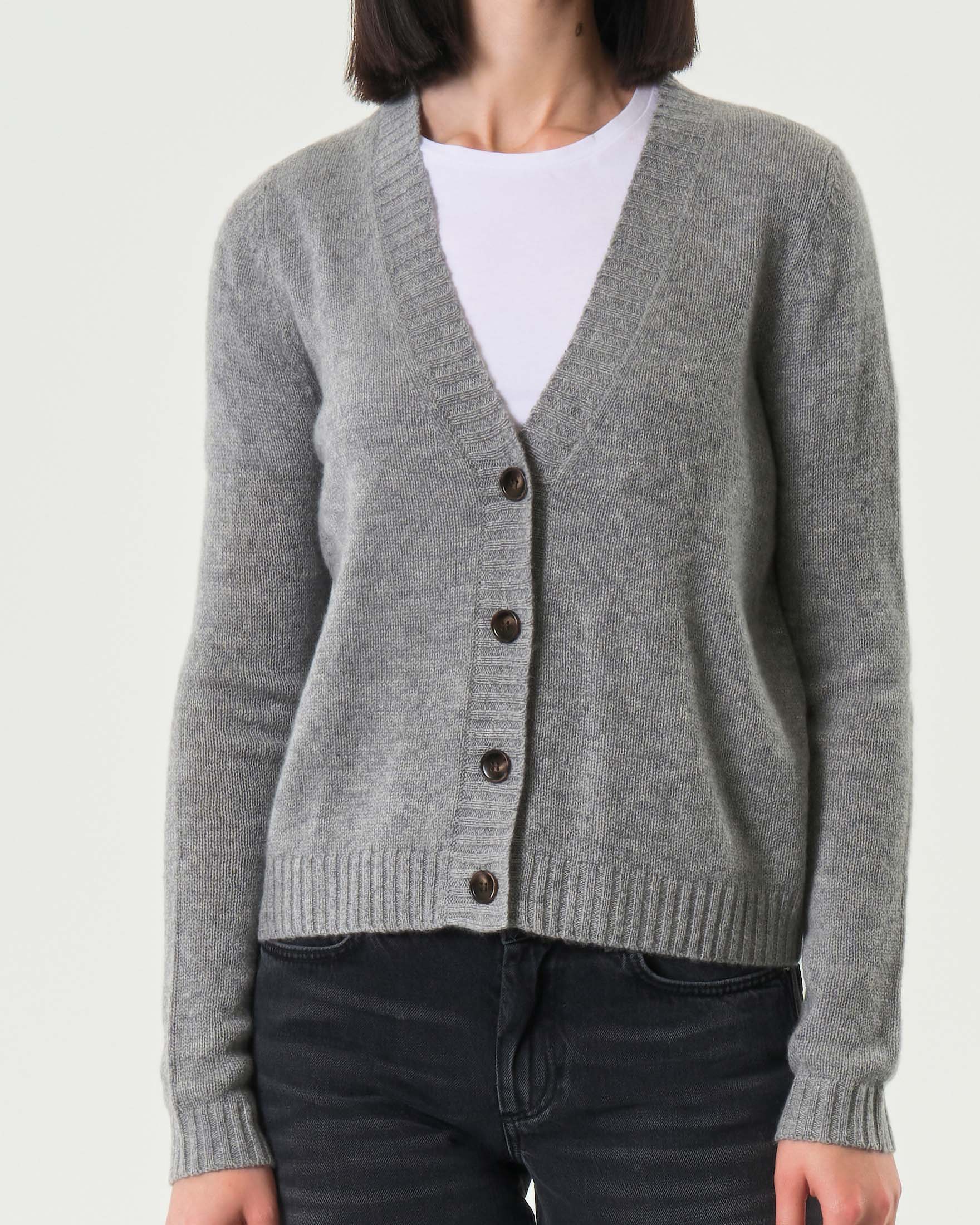 Cardigan scollo a V grigio in puro cashmere con chiusura a bottoni tono su tono image
