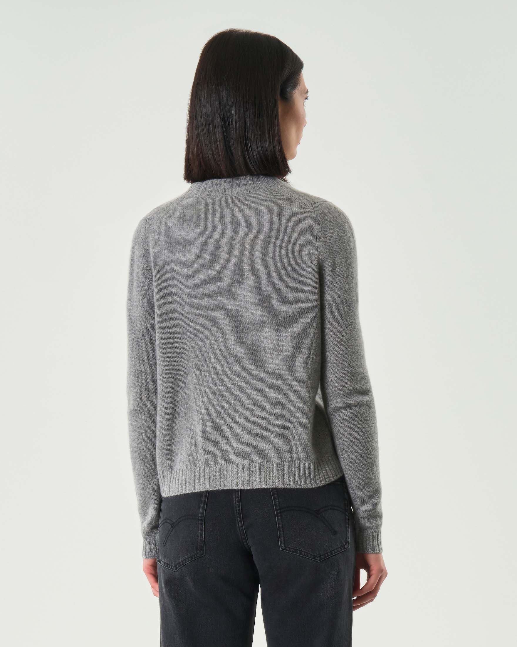 Cardigan scollo a V grigio in puro cashmere con chiusura a bottoni tono su tono
