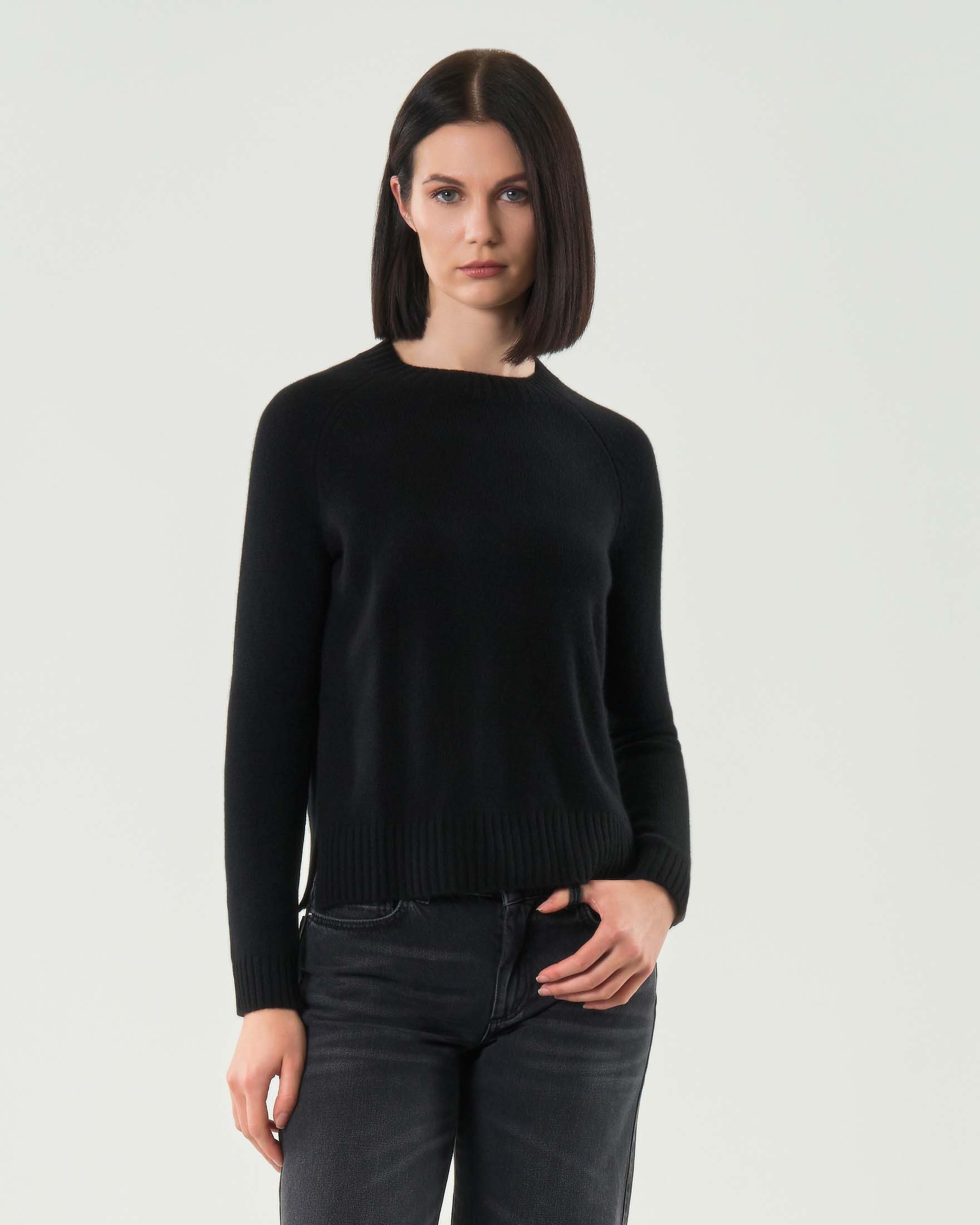 Maglia nera girocollo in puro cashmere con spacchetti laterali