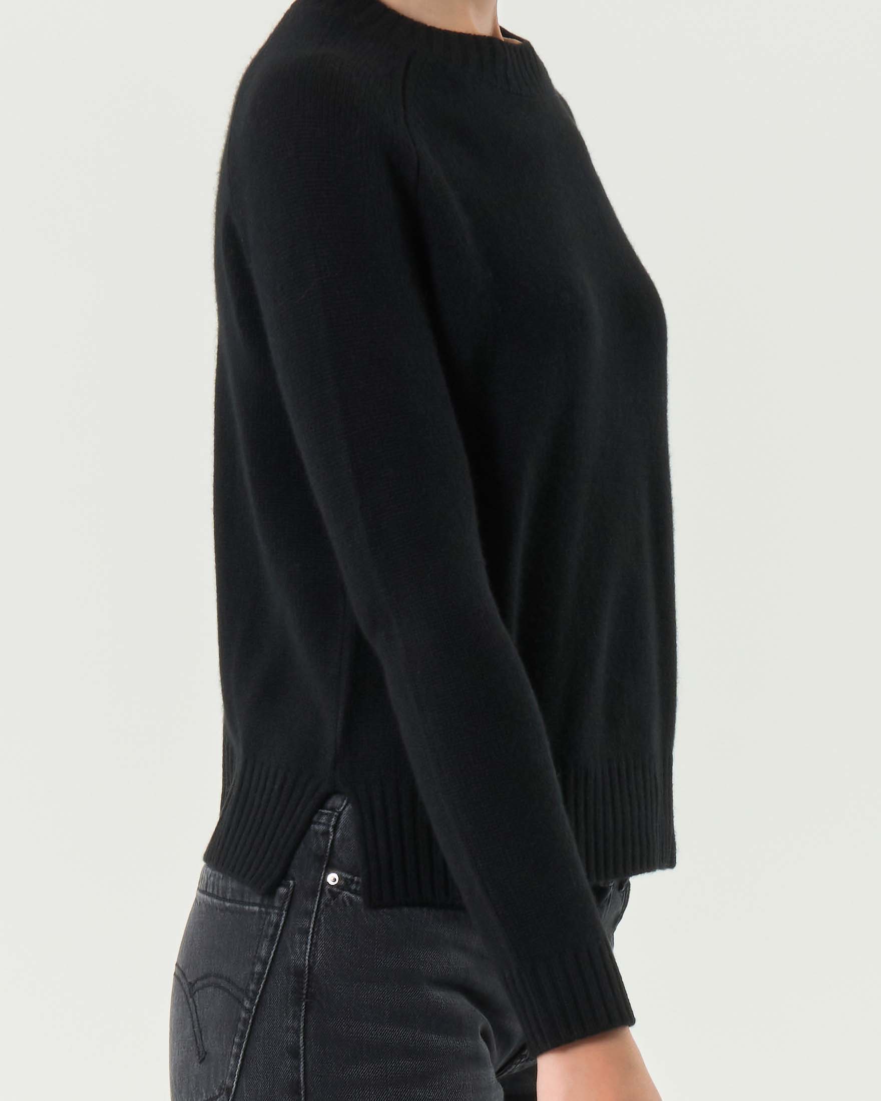 Maglia nera girocollo in puro cashmere con spacchetti laterali image