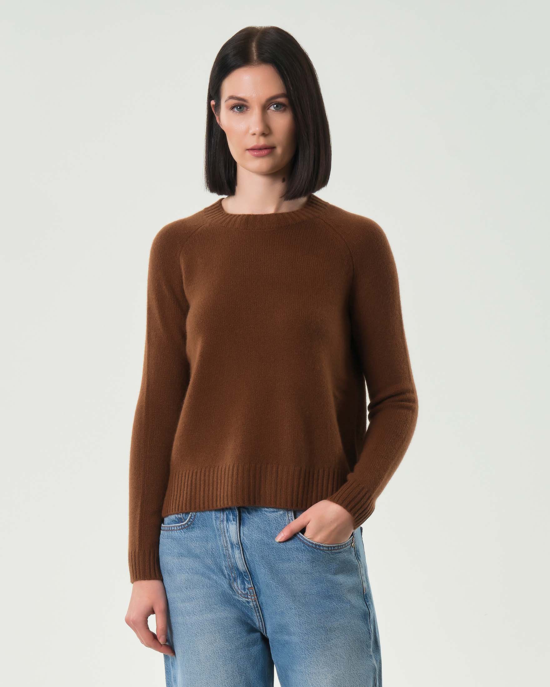 Maglia marrone girocollo in puro cashmere con spacchetti laterali