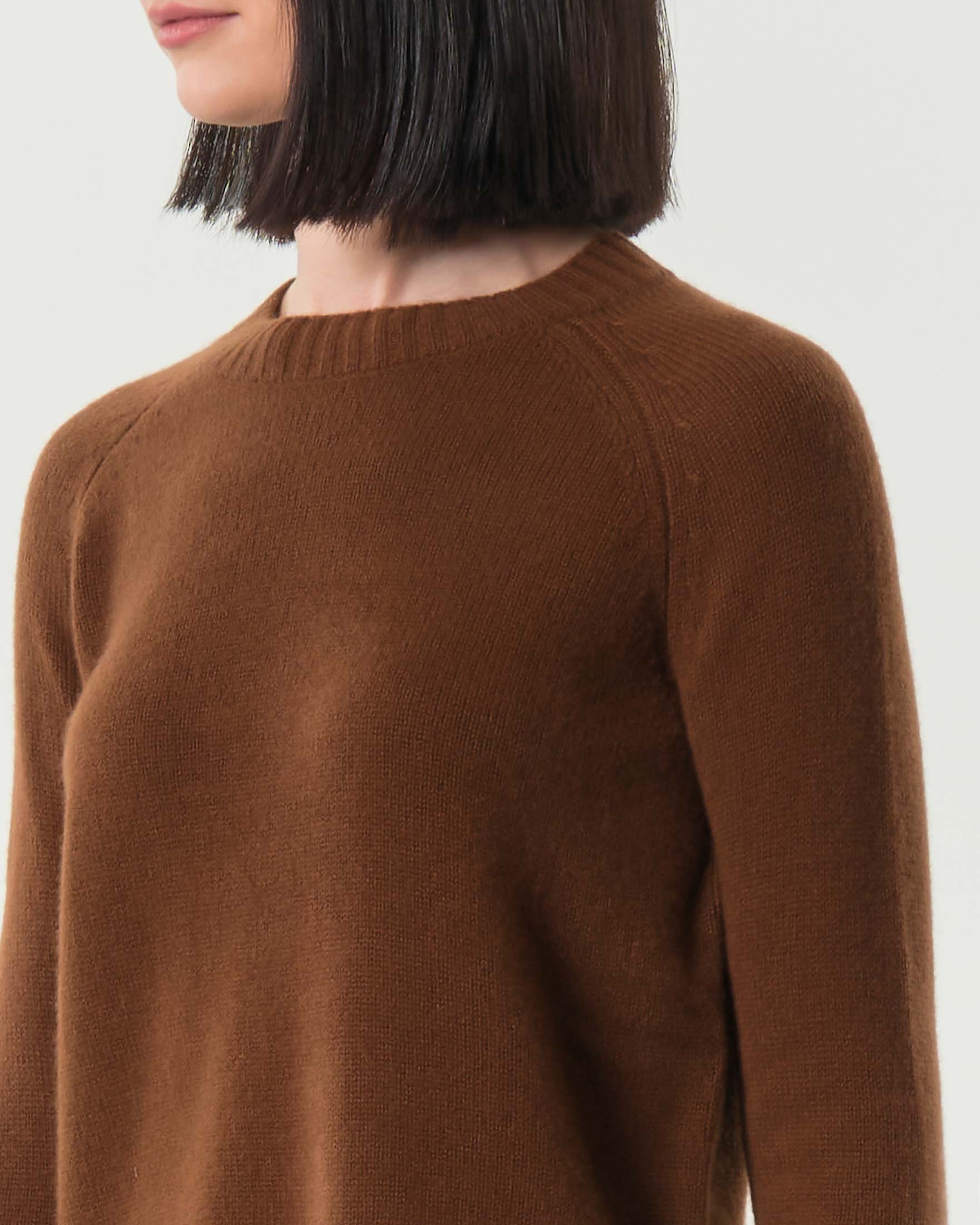 Maglia marrone girocollo in puro cashmere con spacchetti laterali image