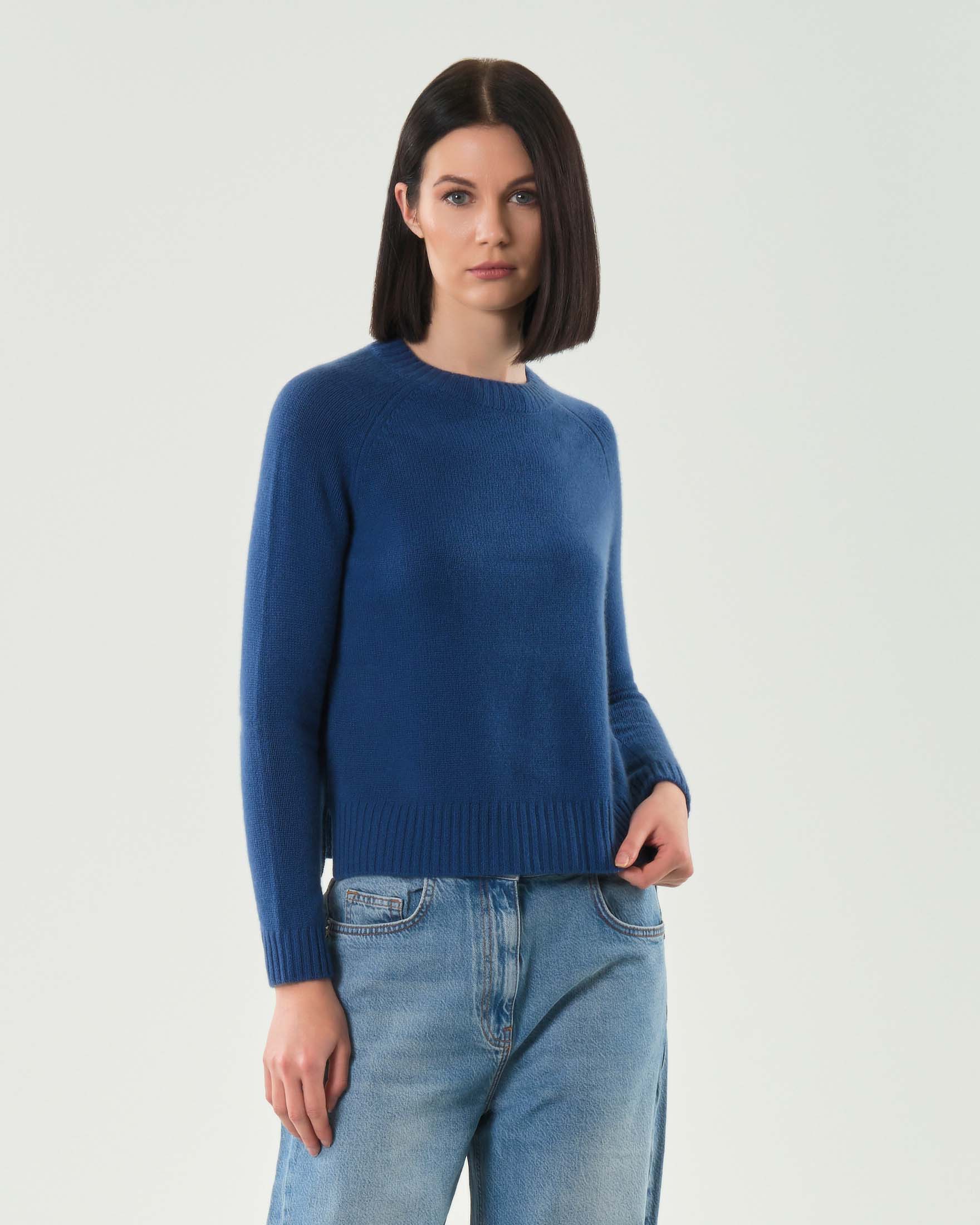 Maglia blu girocollo in puro cashmere con spacchetti laterali