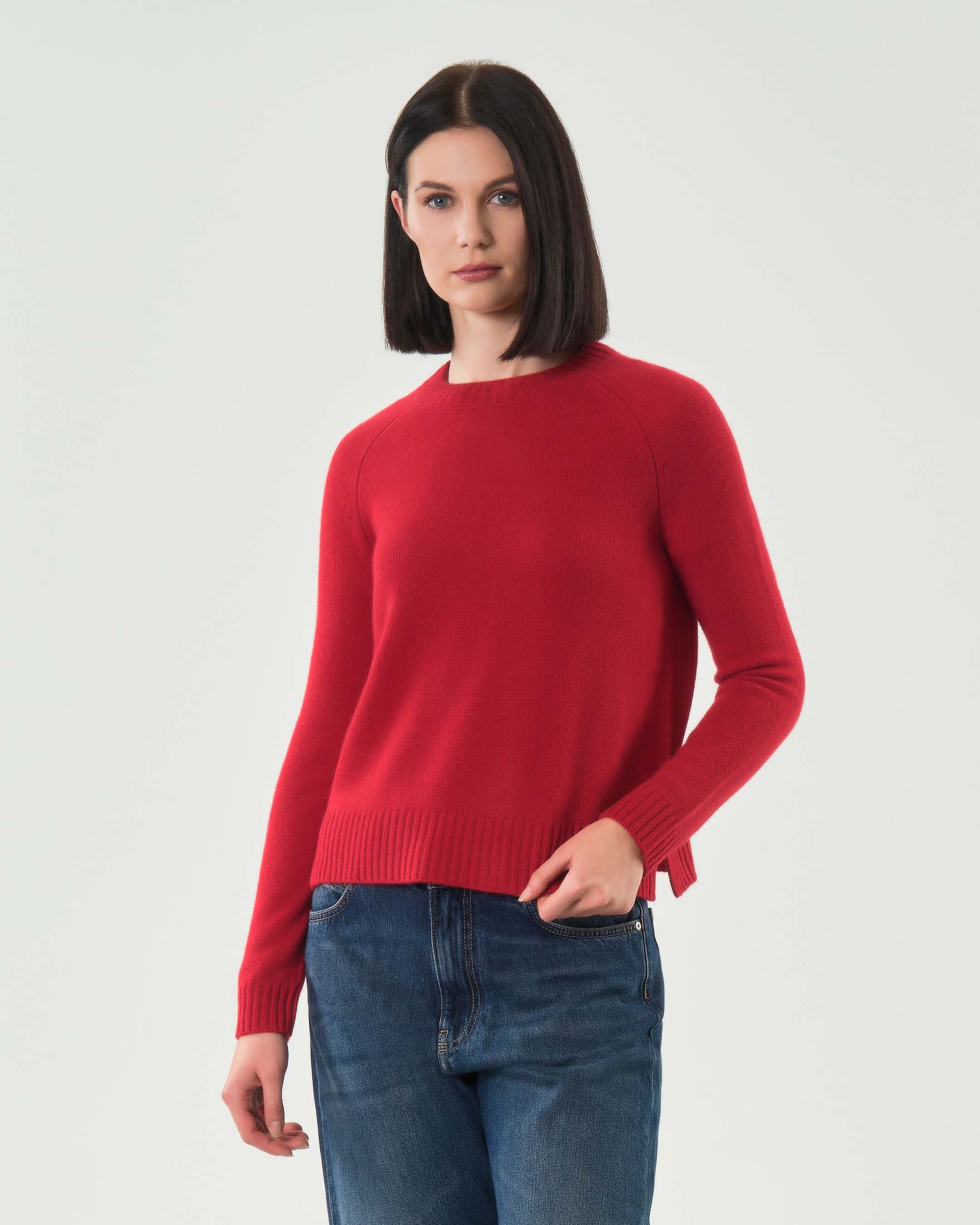 Maglia rossa girocollo in puro cashmere con spacchetti laterali