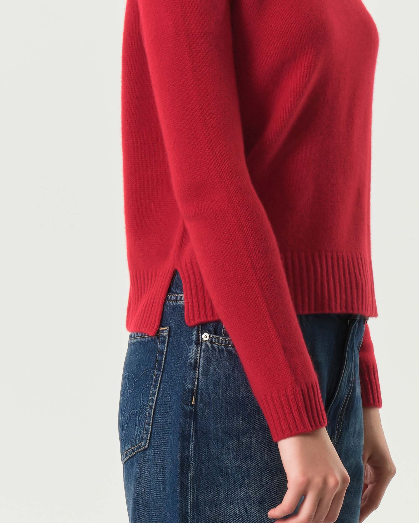 Maglia rossa girocollo in puro cashmere con spacchetti laterali image