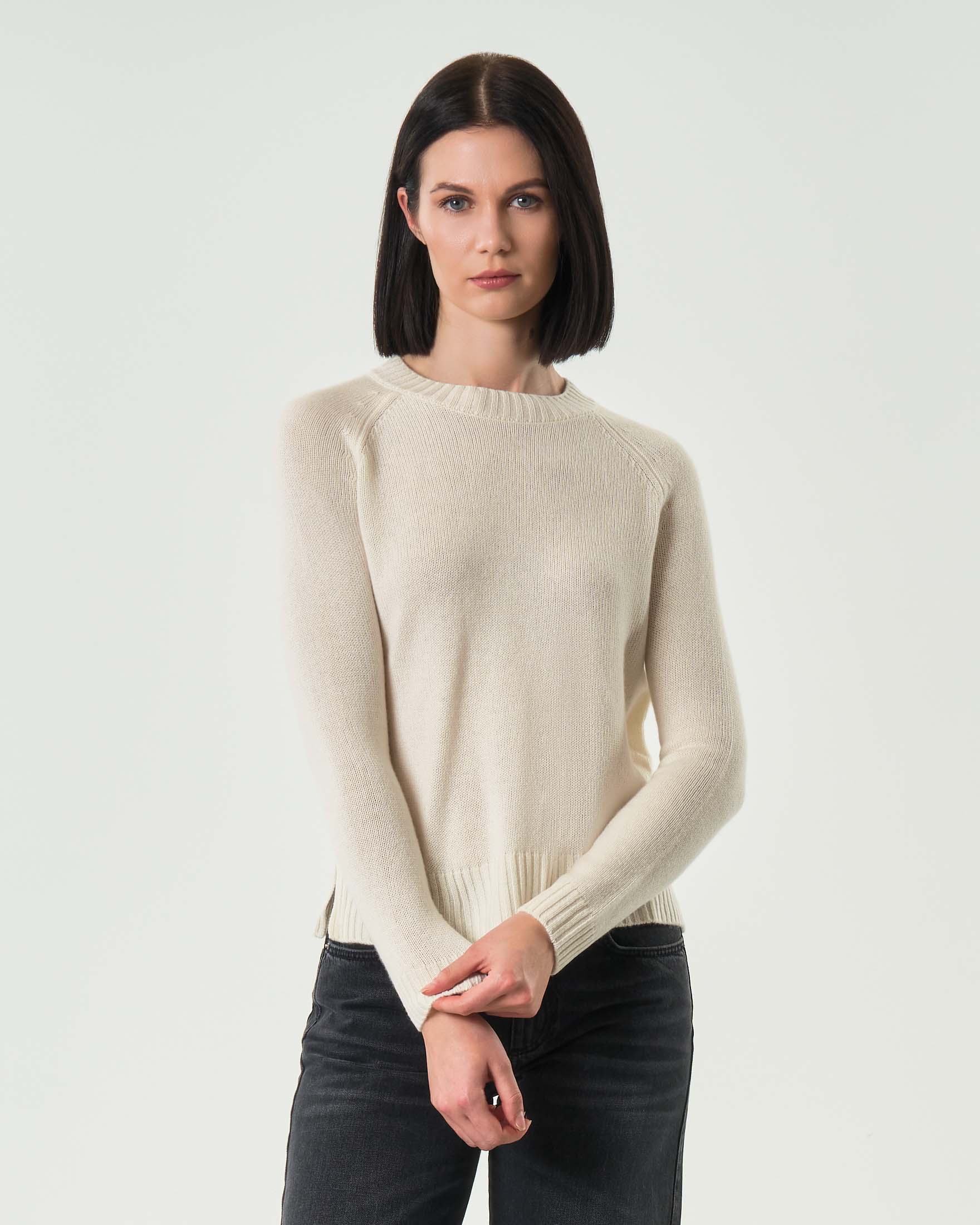 Maglia avorio girocollo in puro cashmere con spacchetti laterali