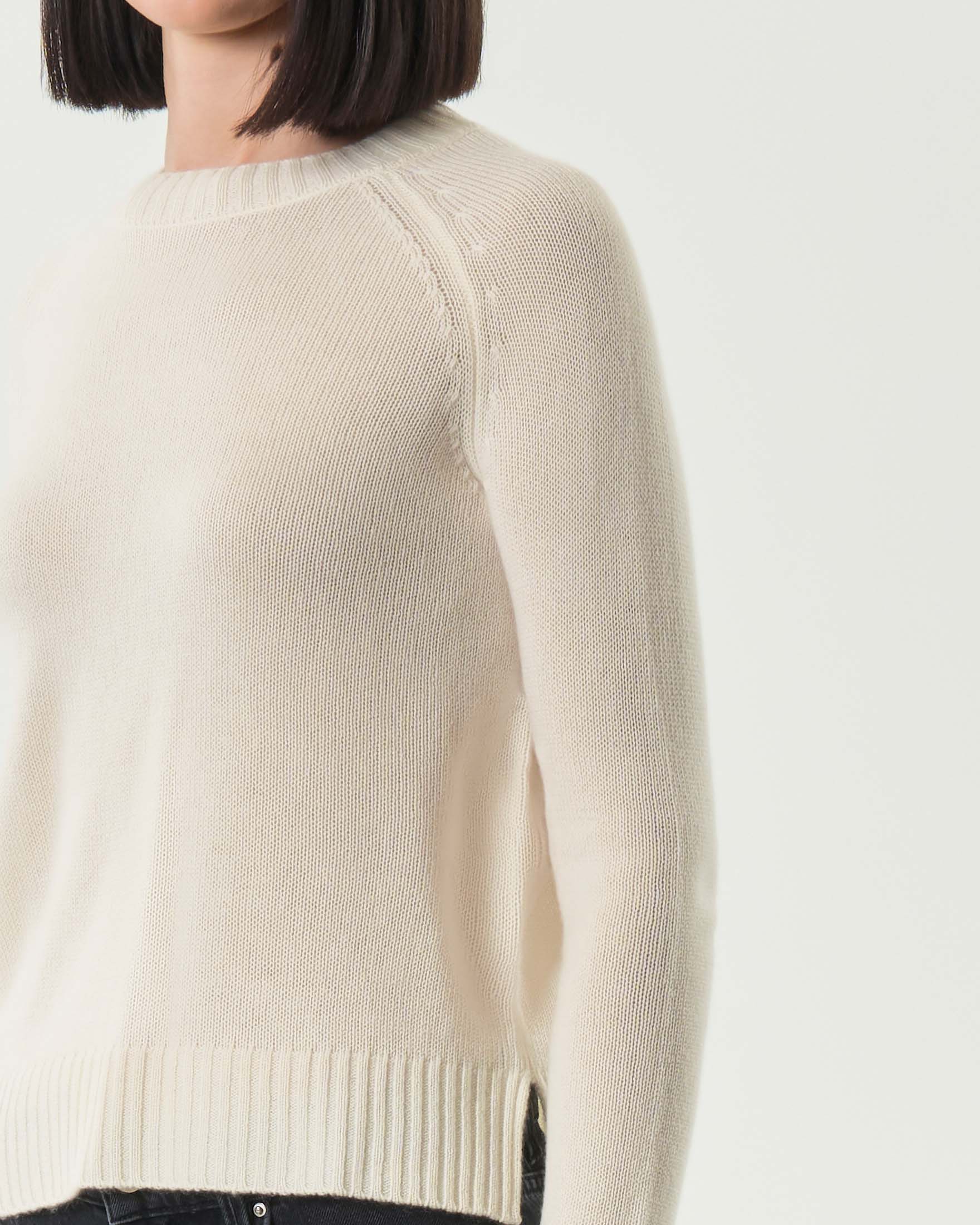 Maglia avorio girocollo in puro cashmere con spacchetti laterali image