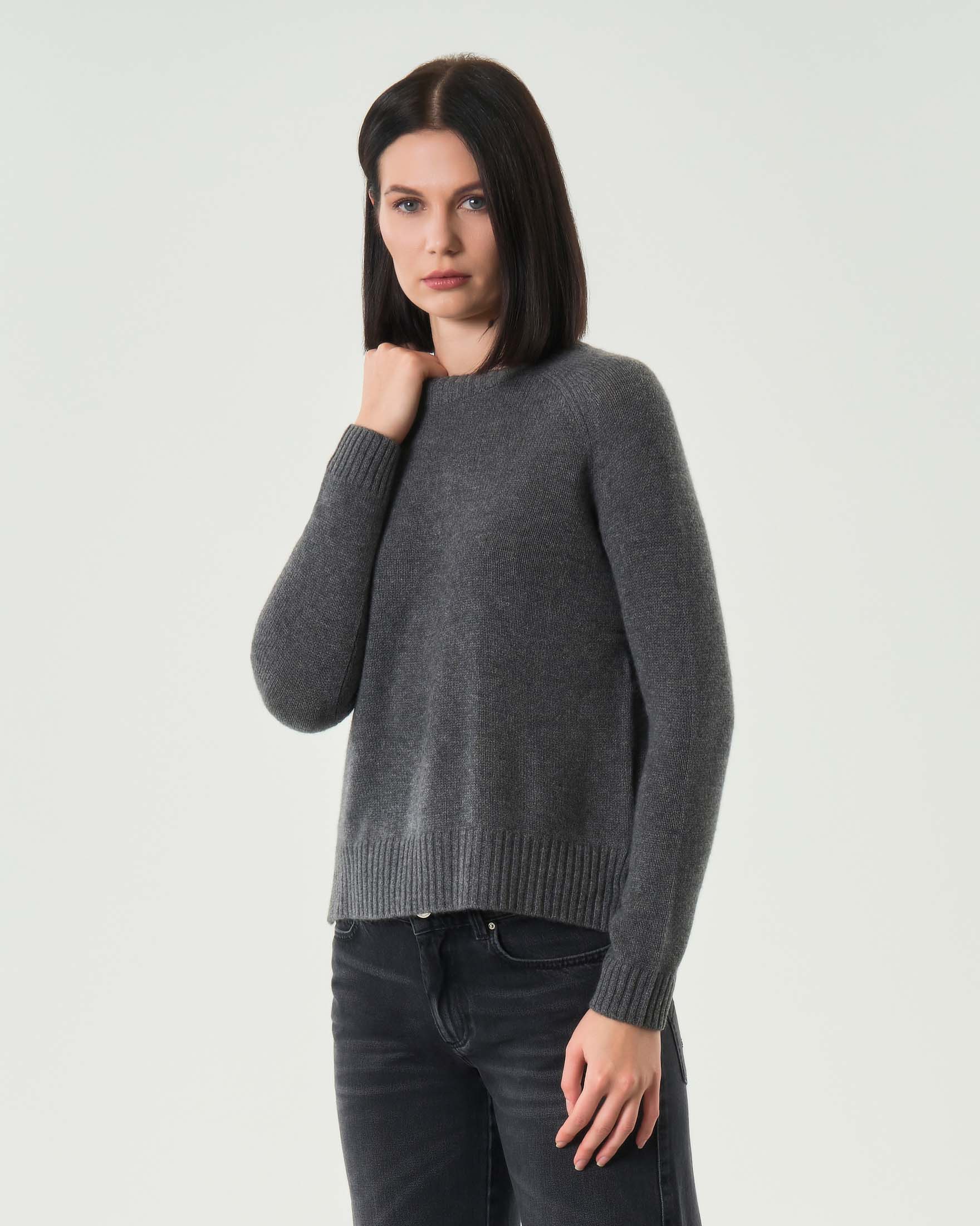 Maglia grigio antracite girocollo in puro cashmere con spacchetti laterali