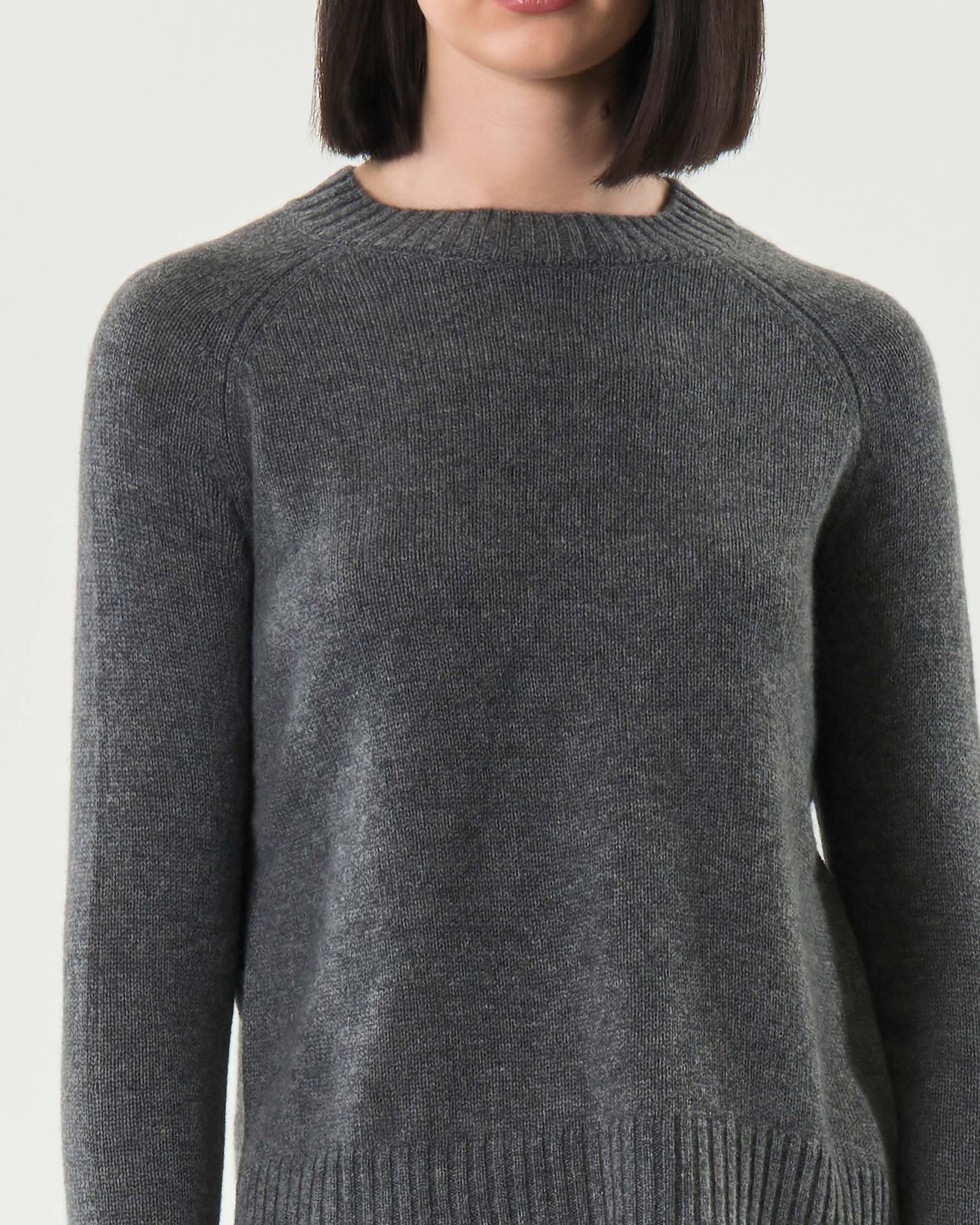 Maglia grigio antracite girocollo in puro cashmere con spacchetti laterali image