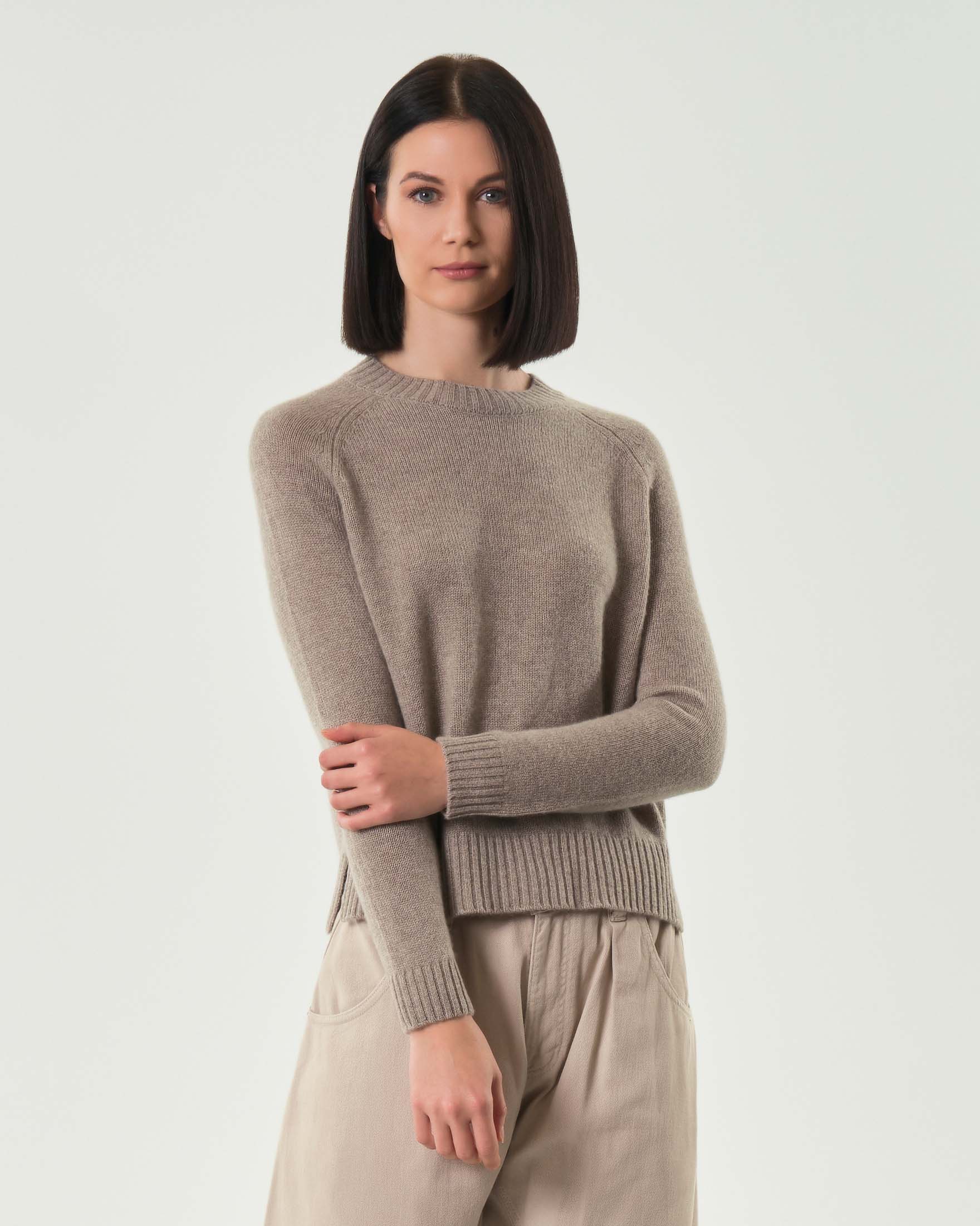 Maglia taupe girocollo in puro cashmere con spacchetti laterali