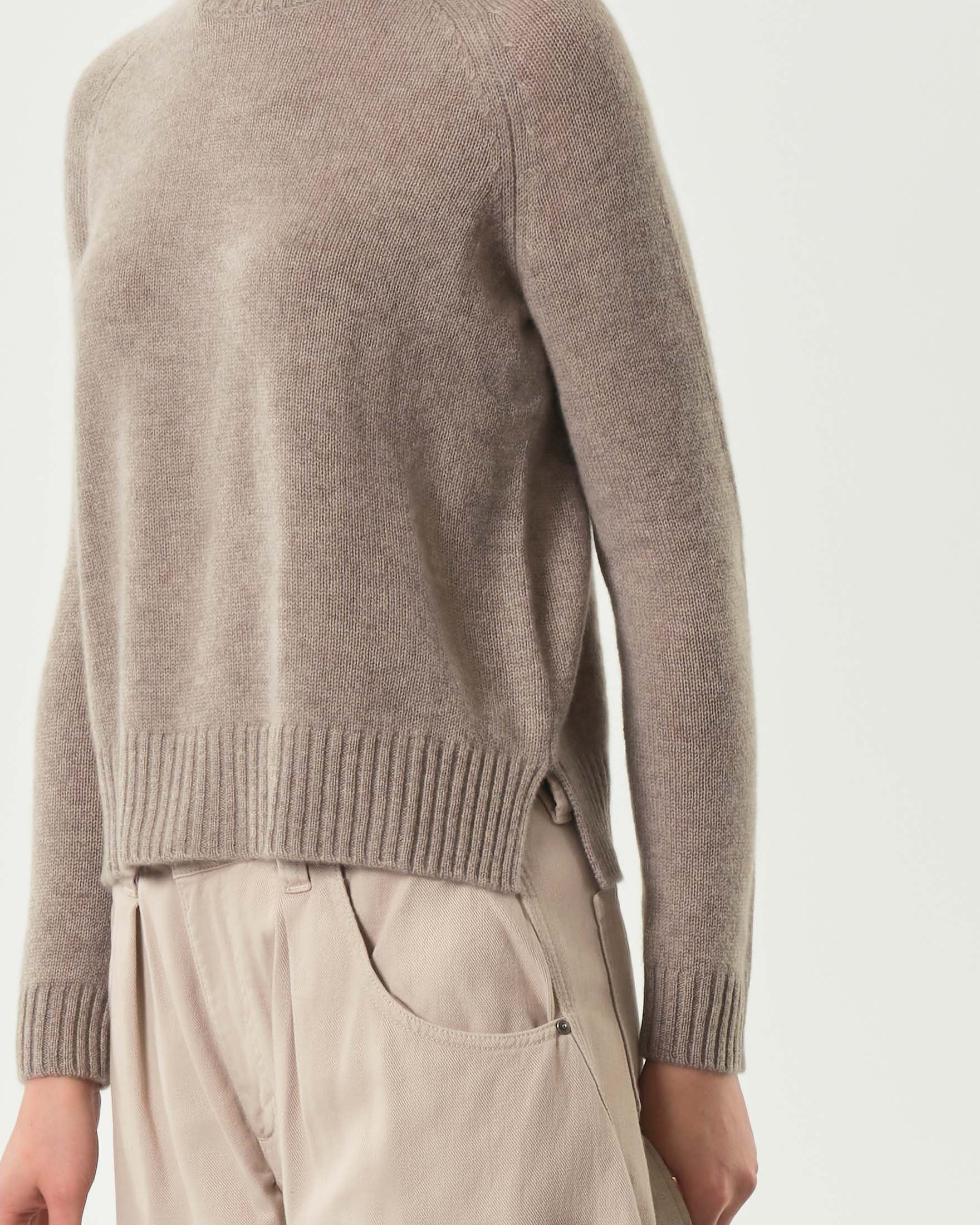 Maglia taupe girocollo in puro cashmere con spacchetti laterali image