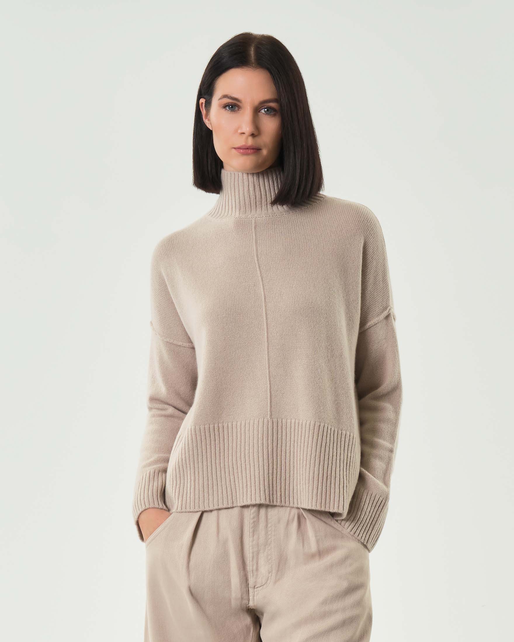 Maglia boxy beige in puro cashmere con collo alto e nervature a rilievo