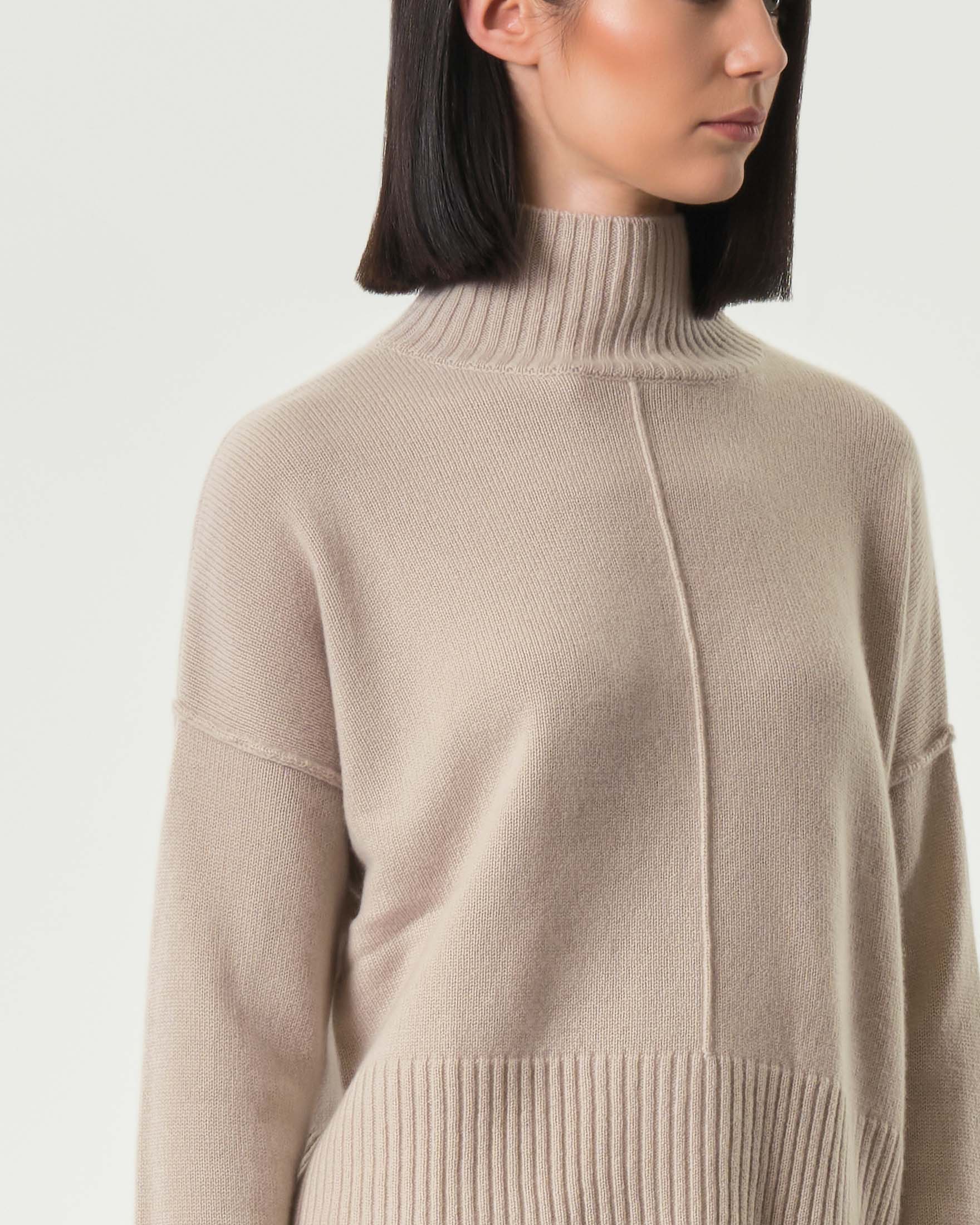 Maglia boxy beige in puro cashmere con collo alto e nervature a rilievo image