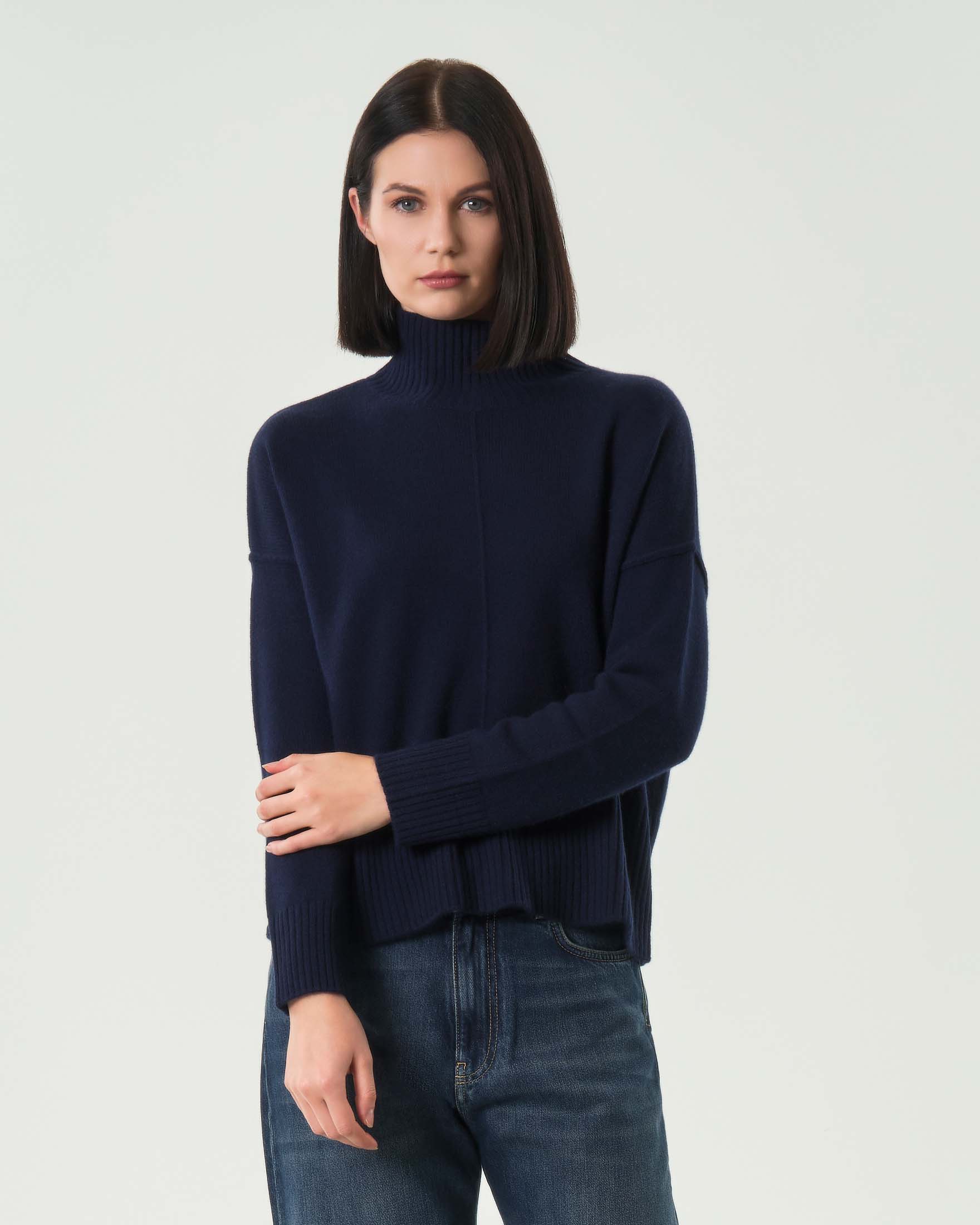 Maglia boxy blu in puro cashmere con collo alto e nervature a rilievo