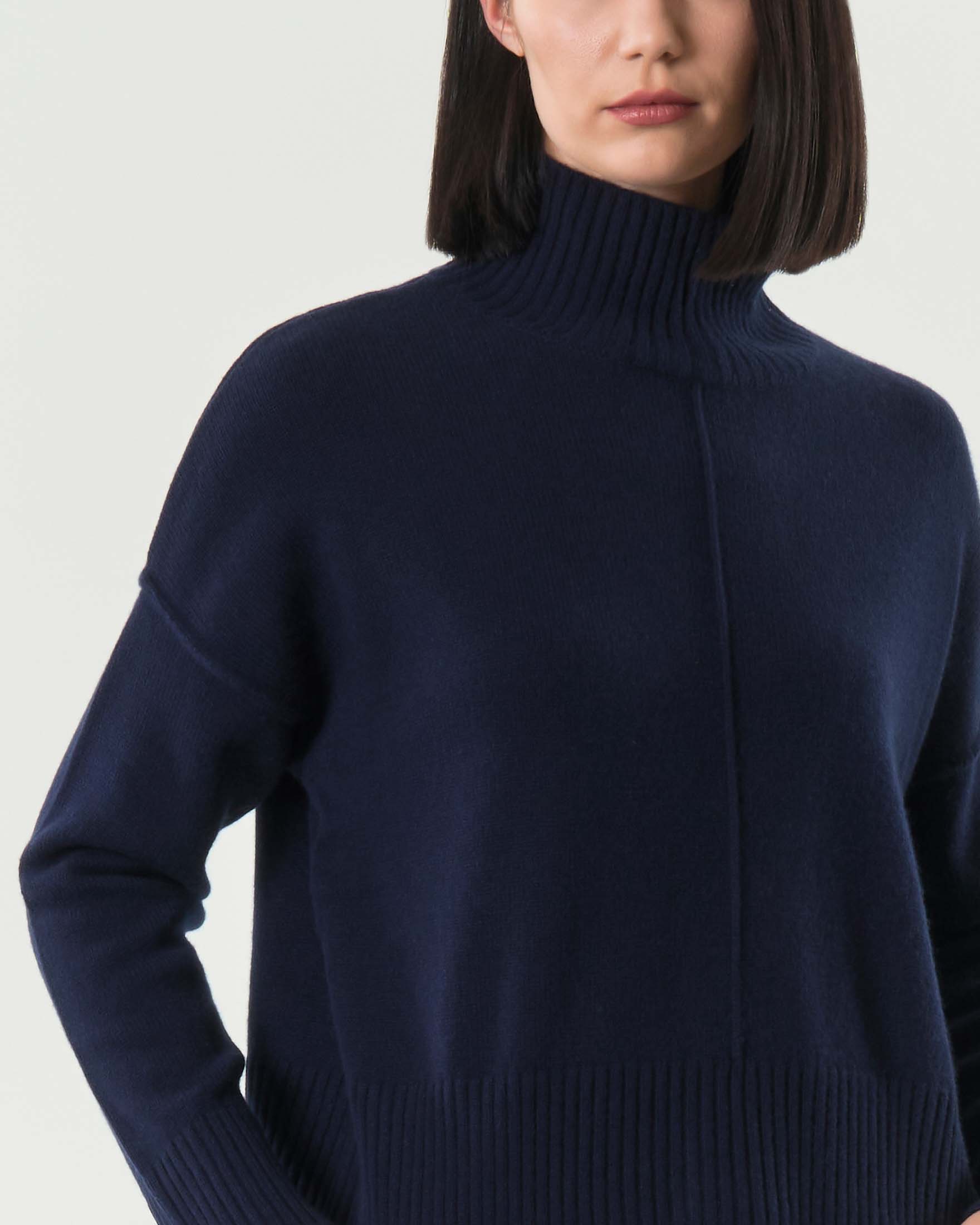 Maglia boxy blu in puro cashmere con collo alto e nervature a rilievo image