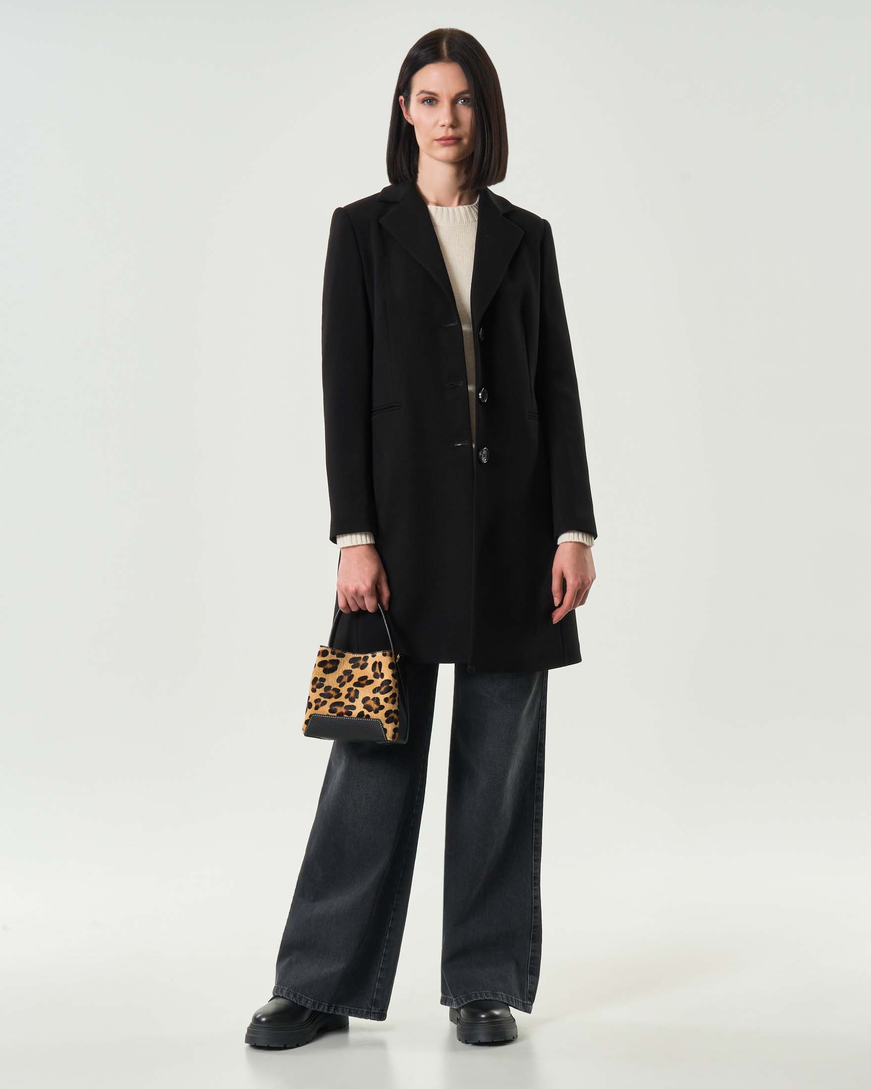 Cappottino nero Hlo! dalla linea sfiancata in tessuto effetto crêpe