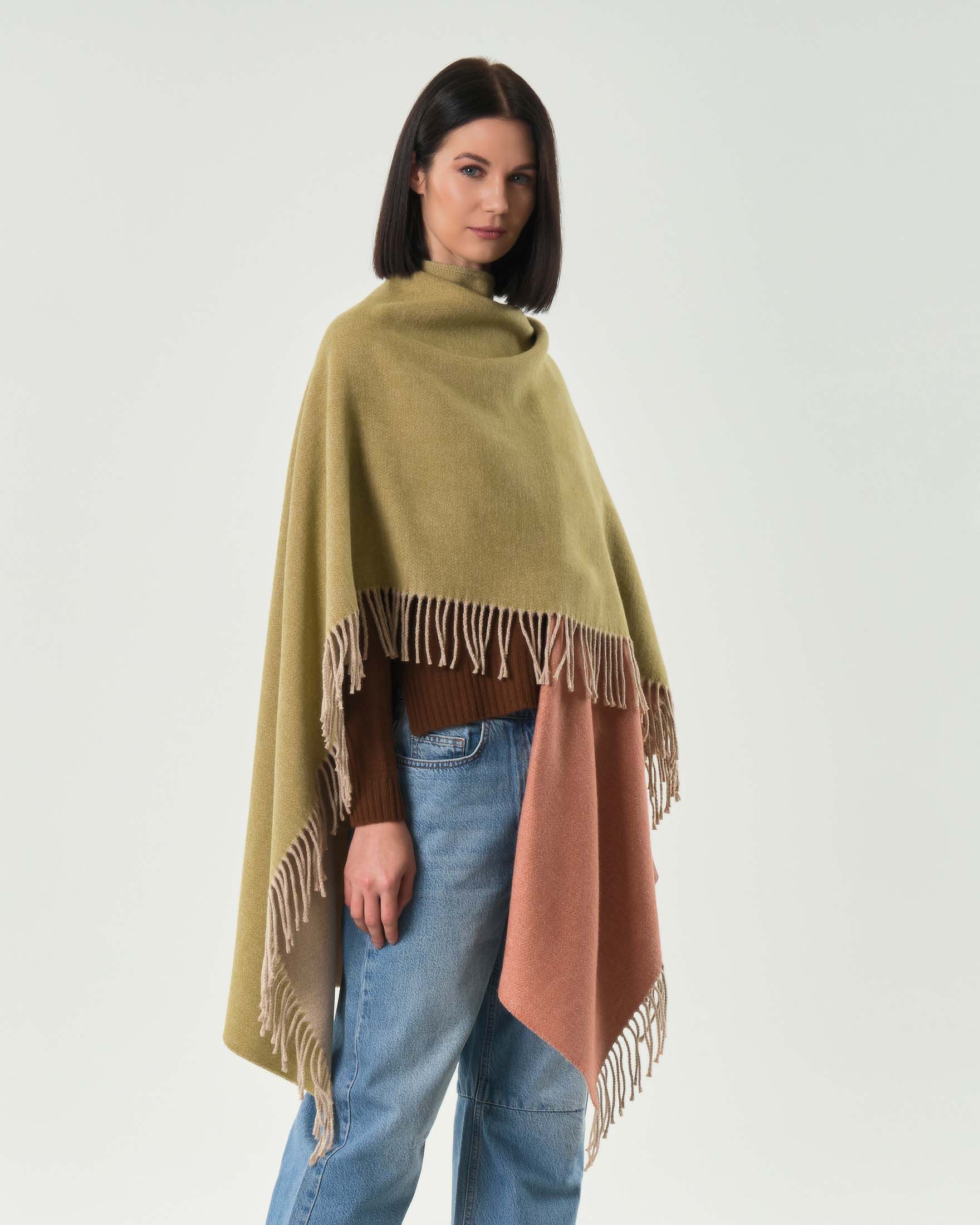 Sciarpa verde e coccio Hlo! in misto cotone con frange applicate sul fondo
