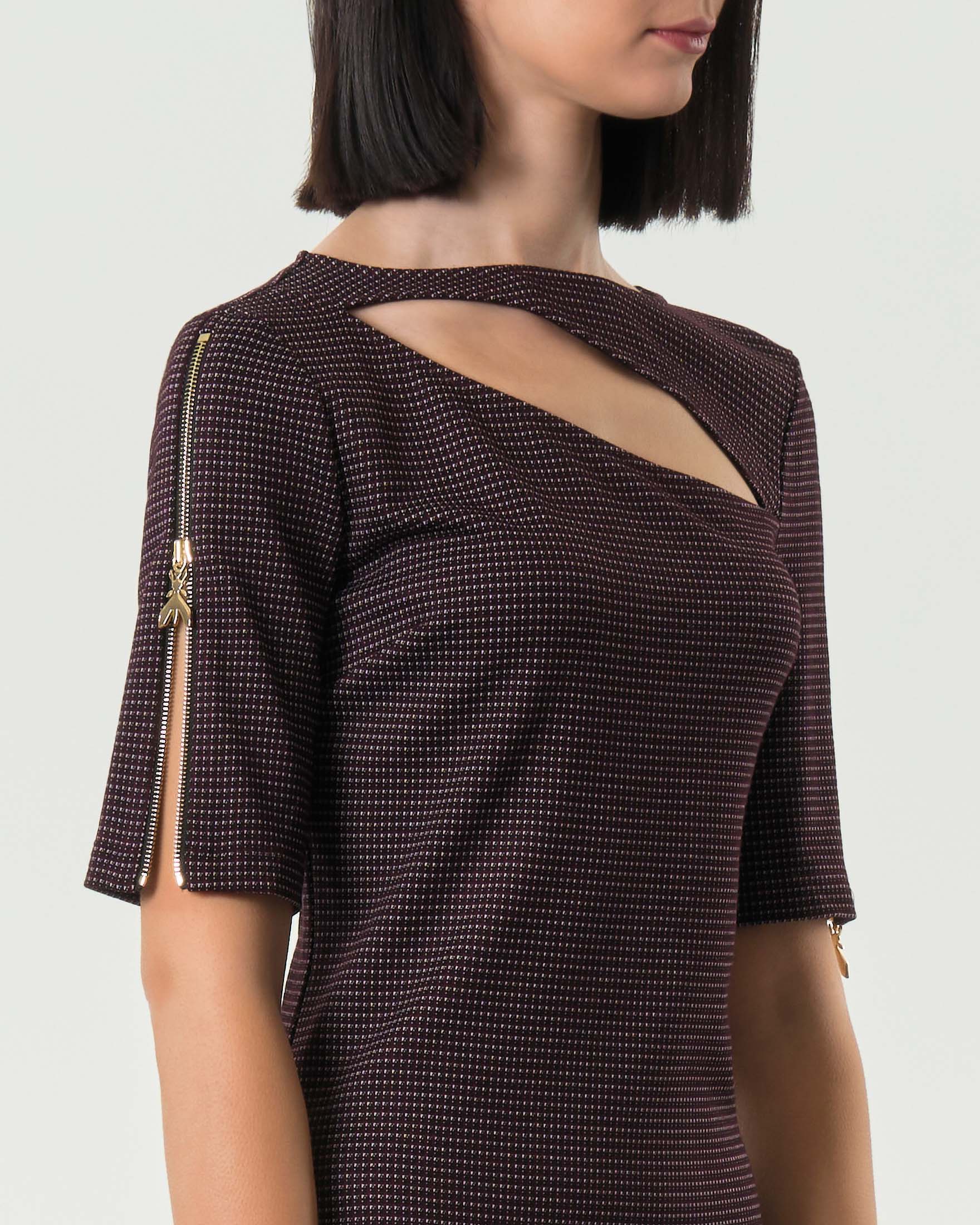 Mini abito bordeaux Patrizia Pepe a mezze maniche con apertura a cerniera sulle braccia in viscosa con micro-fantasia geometrica image