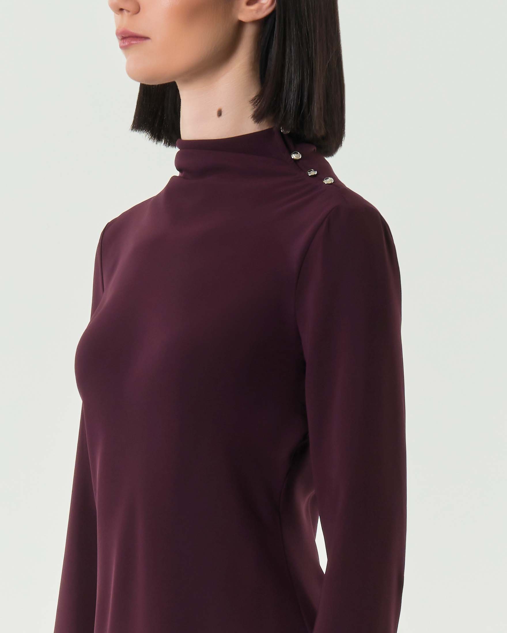 Mini abito bordeaux Patrizia Pepe a maniche lunghe svasato in crêpe con apertura sul collo a bottoni image
