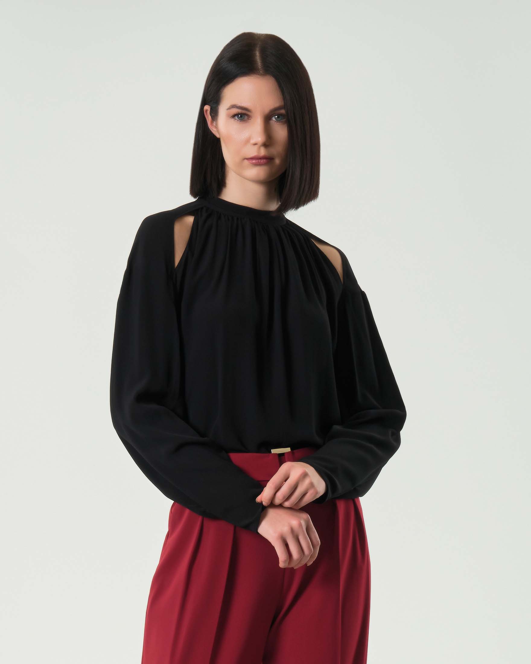 Blusa nera Patrizia Pepe in viscosa con cut out frontali sulle spalle e maniche lunghe a sbuffo