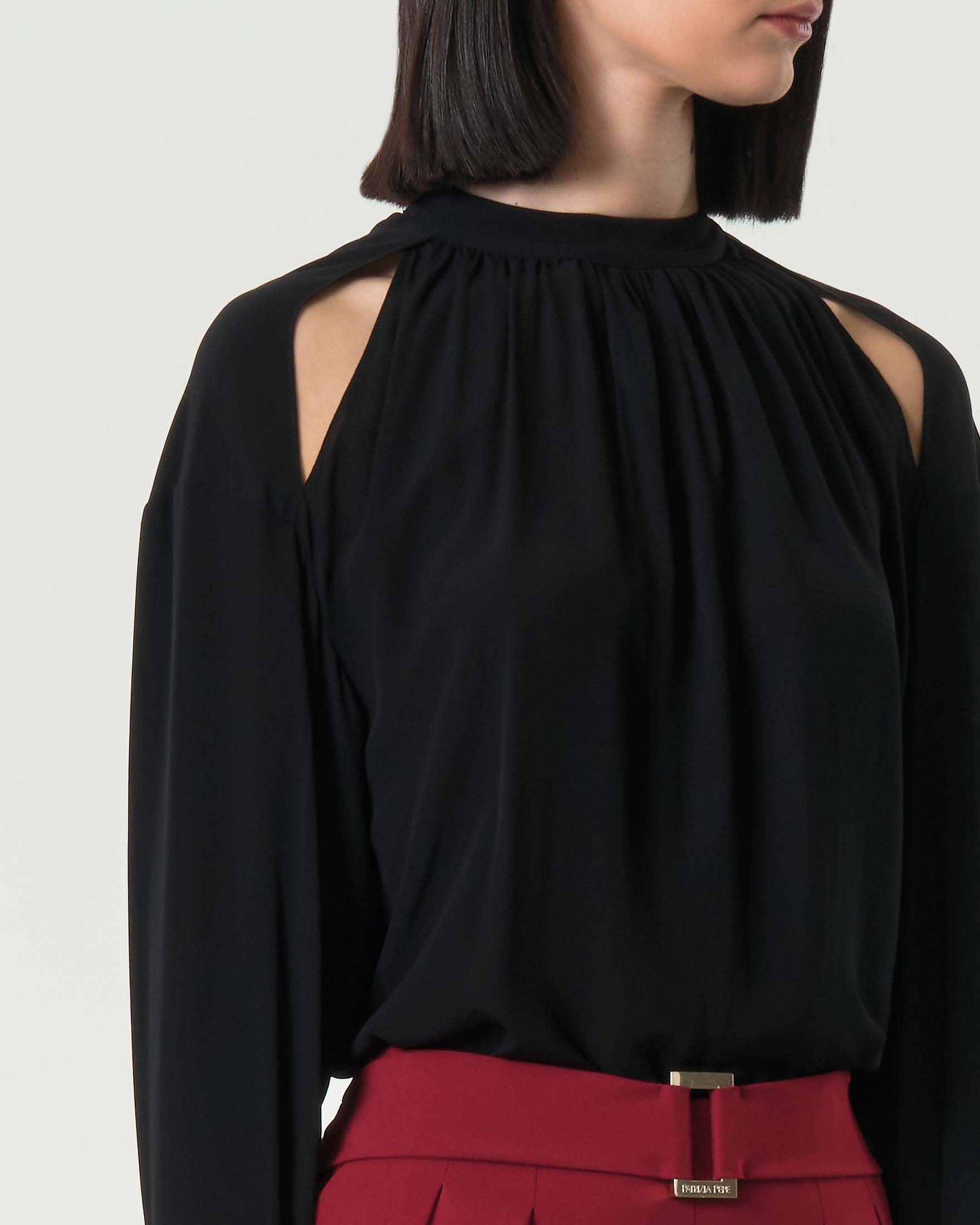 Blusa nera Patrizia Pepe in viscosa con cut out frontali sulle spalle e maniche lunghe a sbuffo image