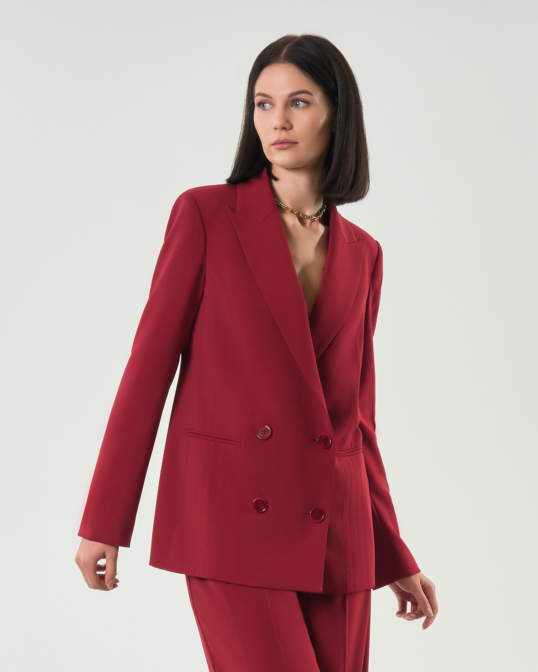 Blazer rosso over Patrizia Pepe in crêpe stretch dal taglio sartoriale con abbottonatura doppiopetto e scollo a rever