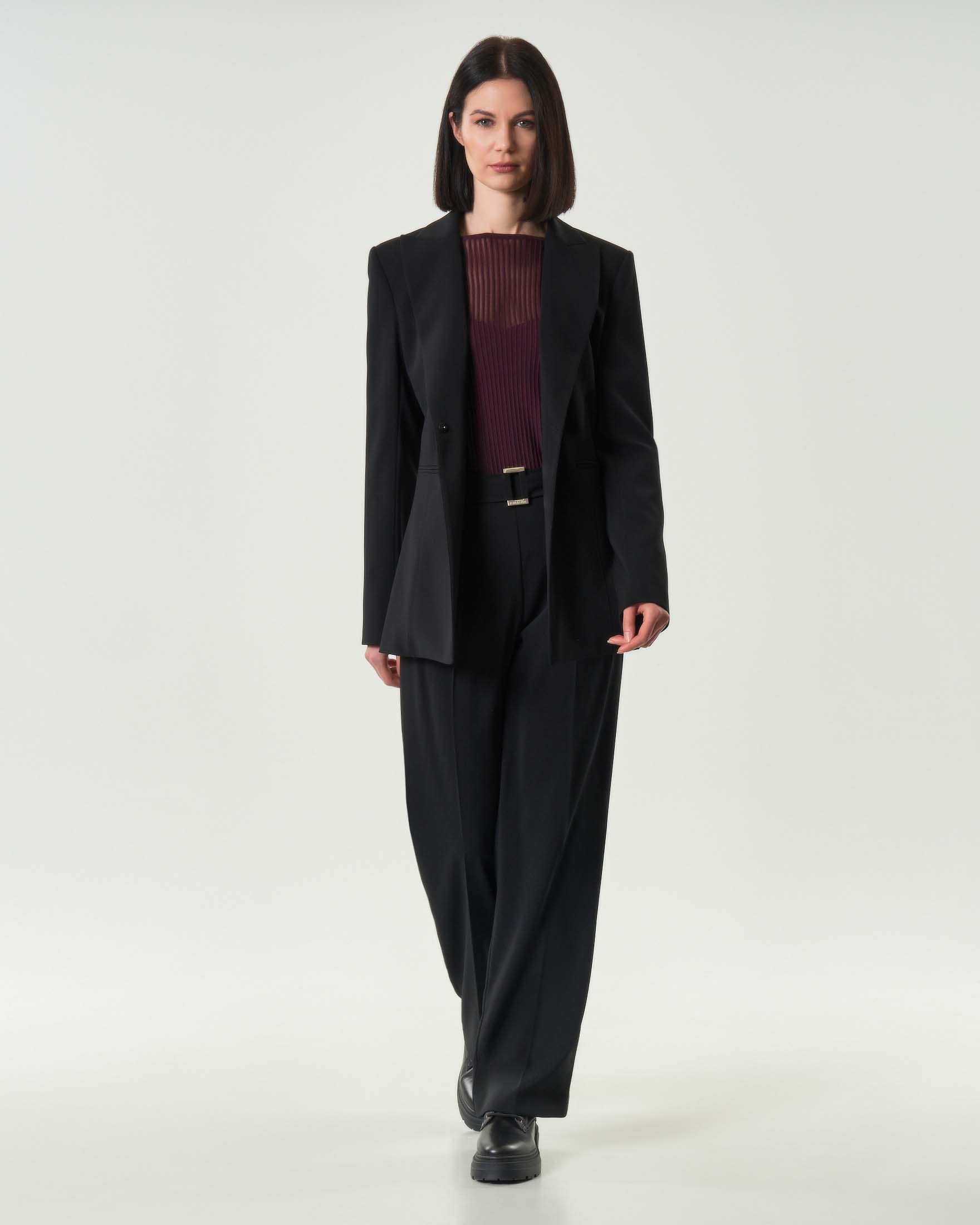 Blazer sfiancato nero Patrizia Pepe con spalle imbottite a chiusura a un bottone a pressione