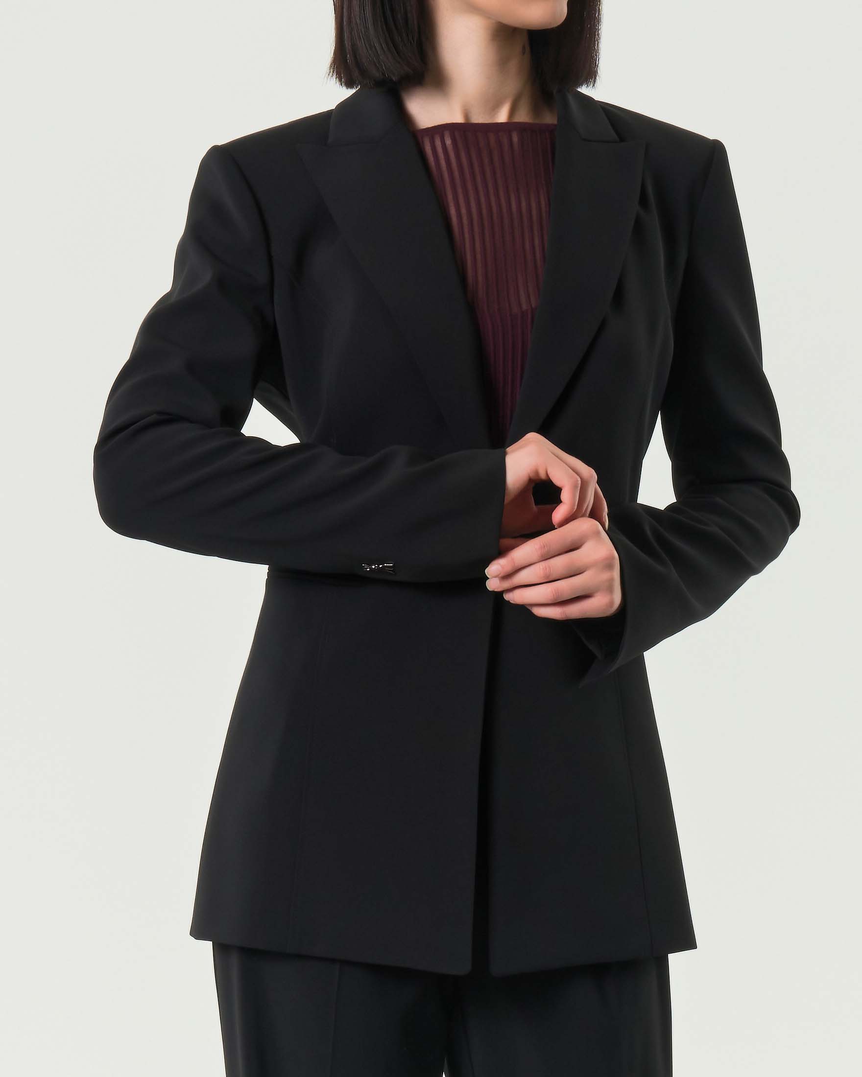 Blazer sfiancato nero Patrizia Pepe con spalle imbottite a chiusura a un bottone a pressione image