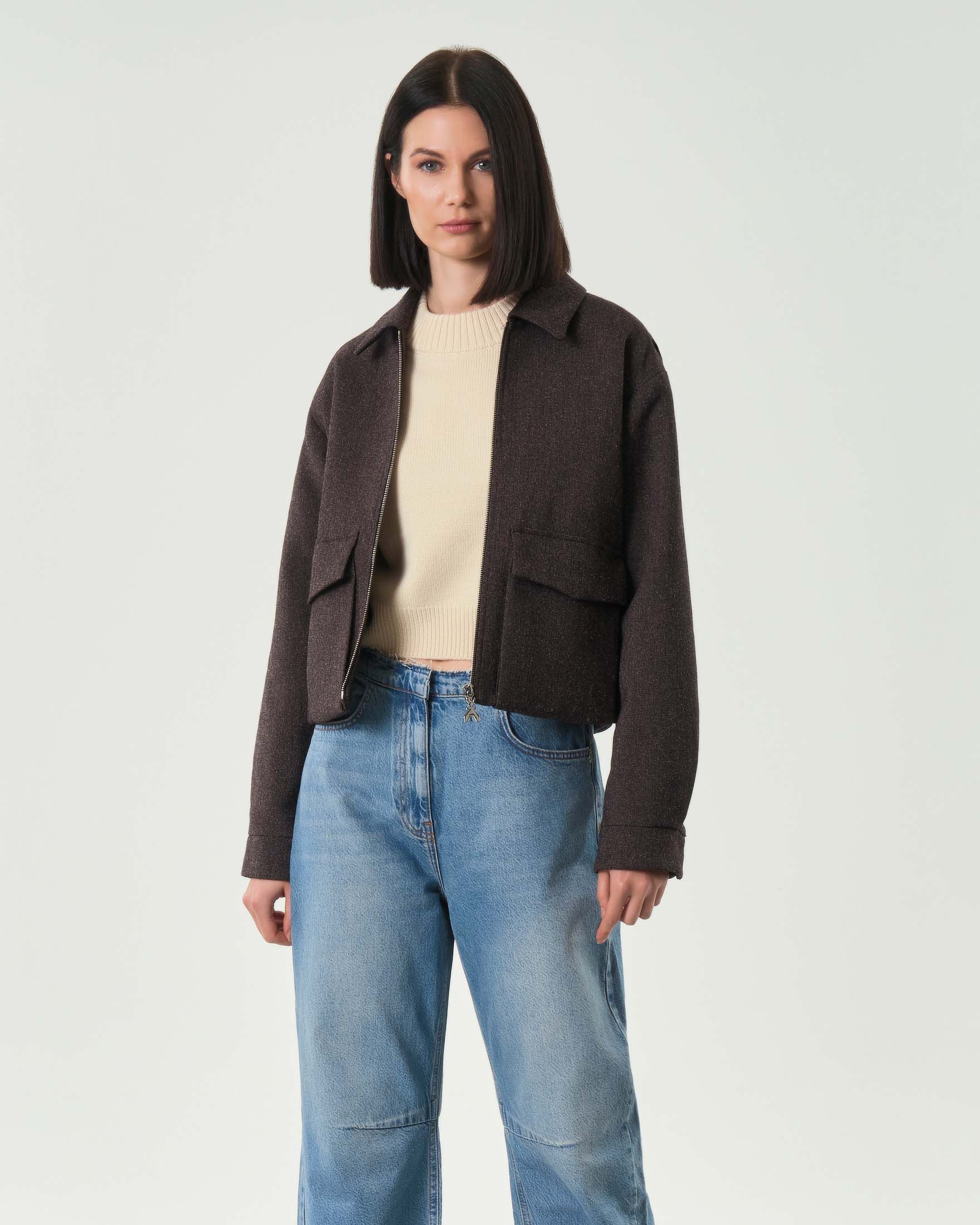 Giacca cropped marrone Patrizia Pepe in tweed con colletto a camicia e tasche con patta