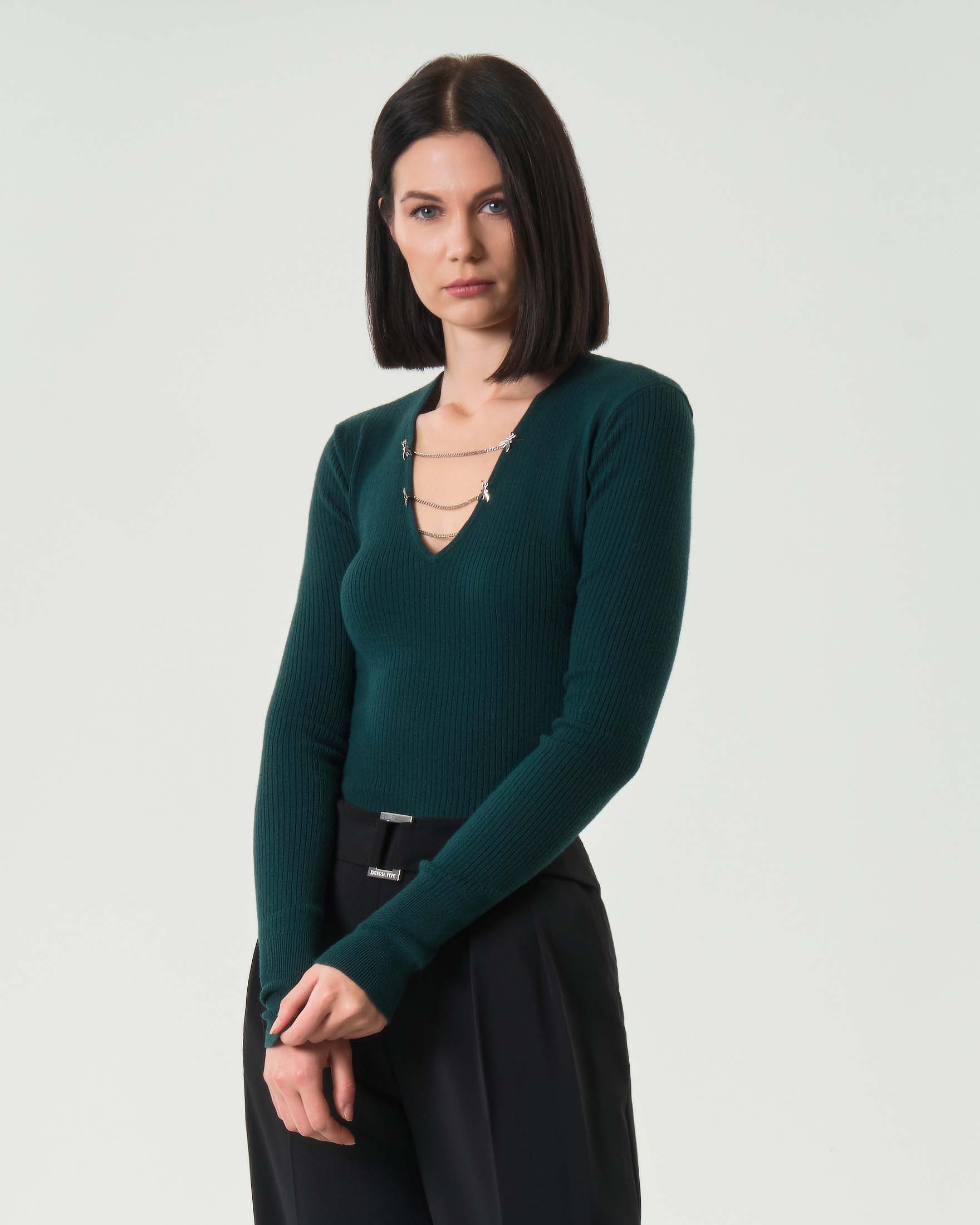 Maglia verde Patrizia Pepe linea ESSENTIAL con scollo a V a coste in misto viscosa
