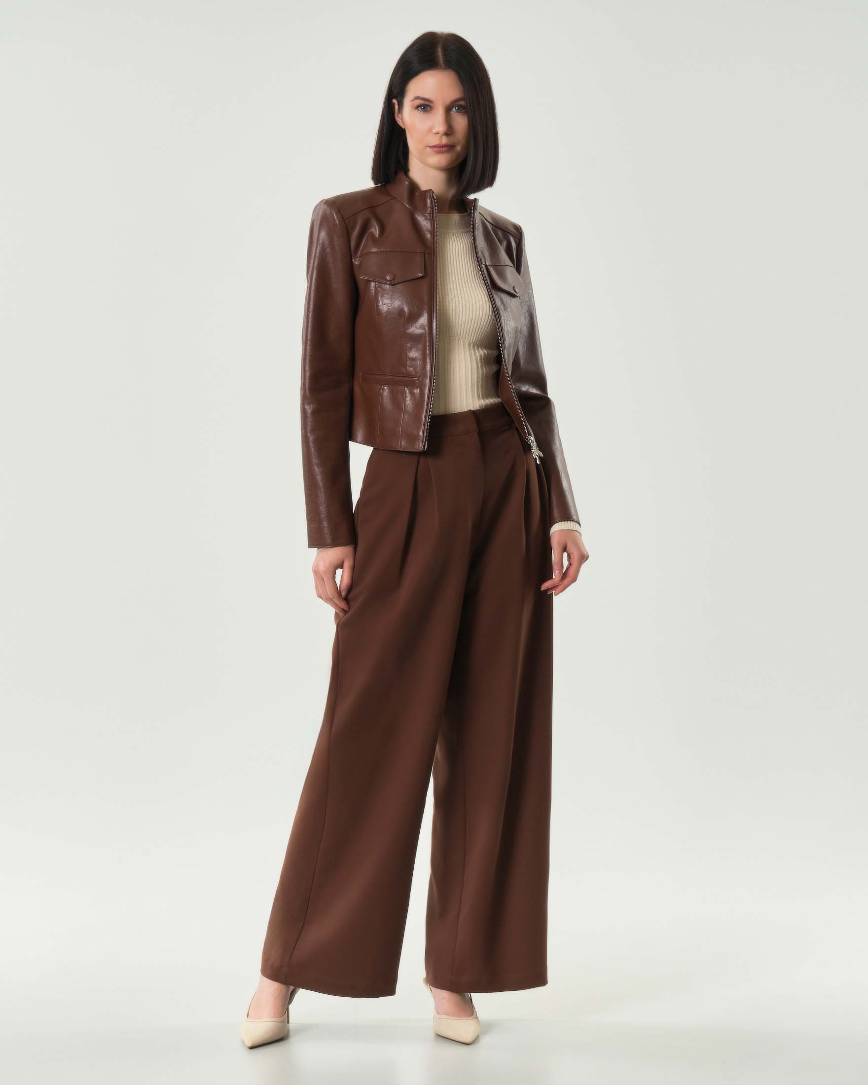 Giacca biker in similpelle marrone Patrizia Pepe cropped con tasche a filetto e doppio tasca con patta sul davanti