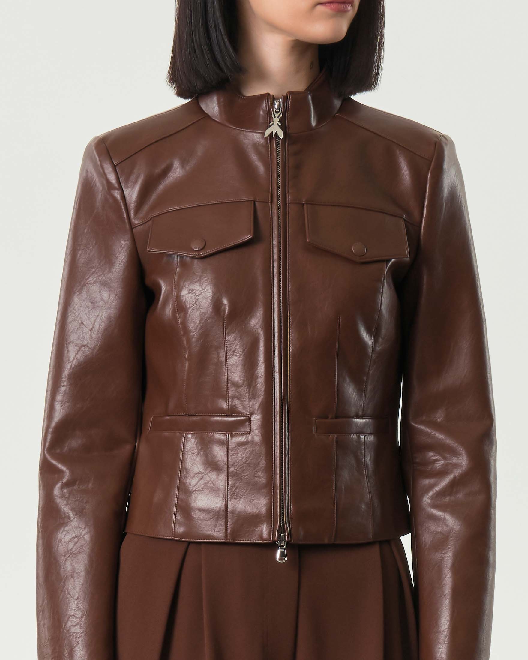 Giacca biker in similpelle marrone Patrizia Pepe cropped con tasche a filetto e doppio tasca con patta sul davanti image